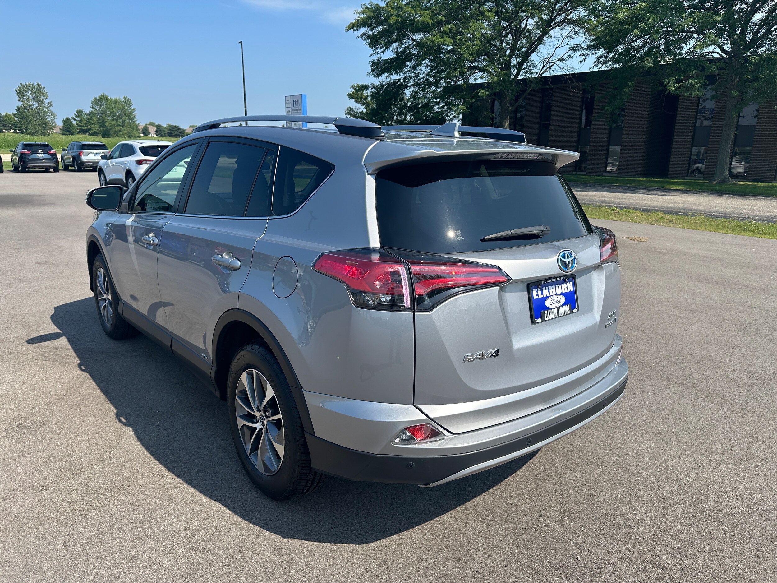 2018 Toyota RAV4 Hybrid XLE photo 3