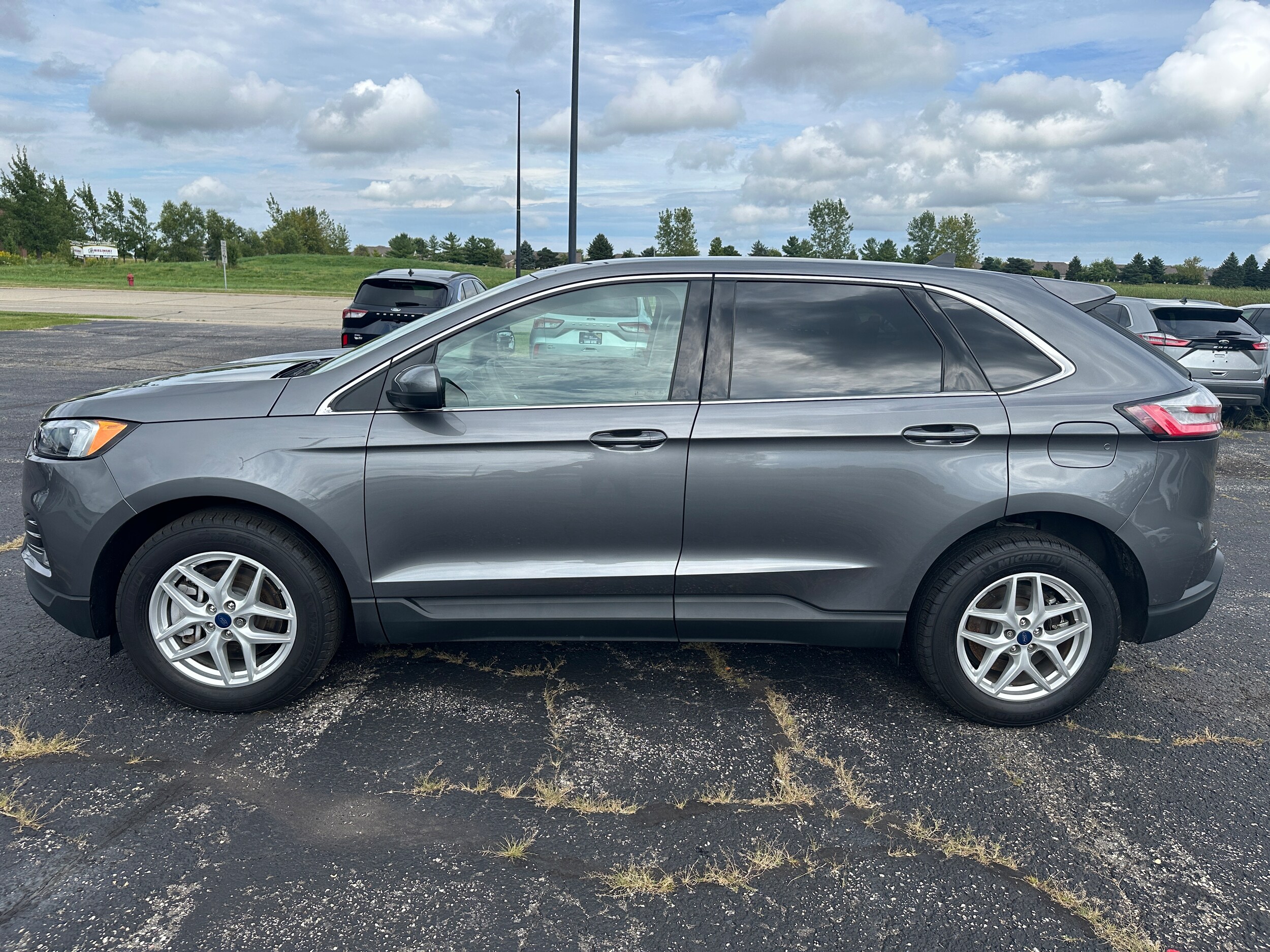 2022 Ford Edge SEL photo 2