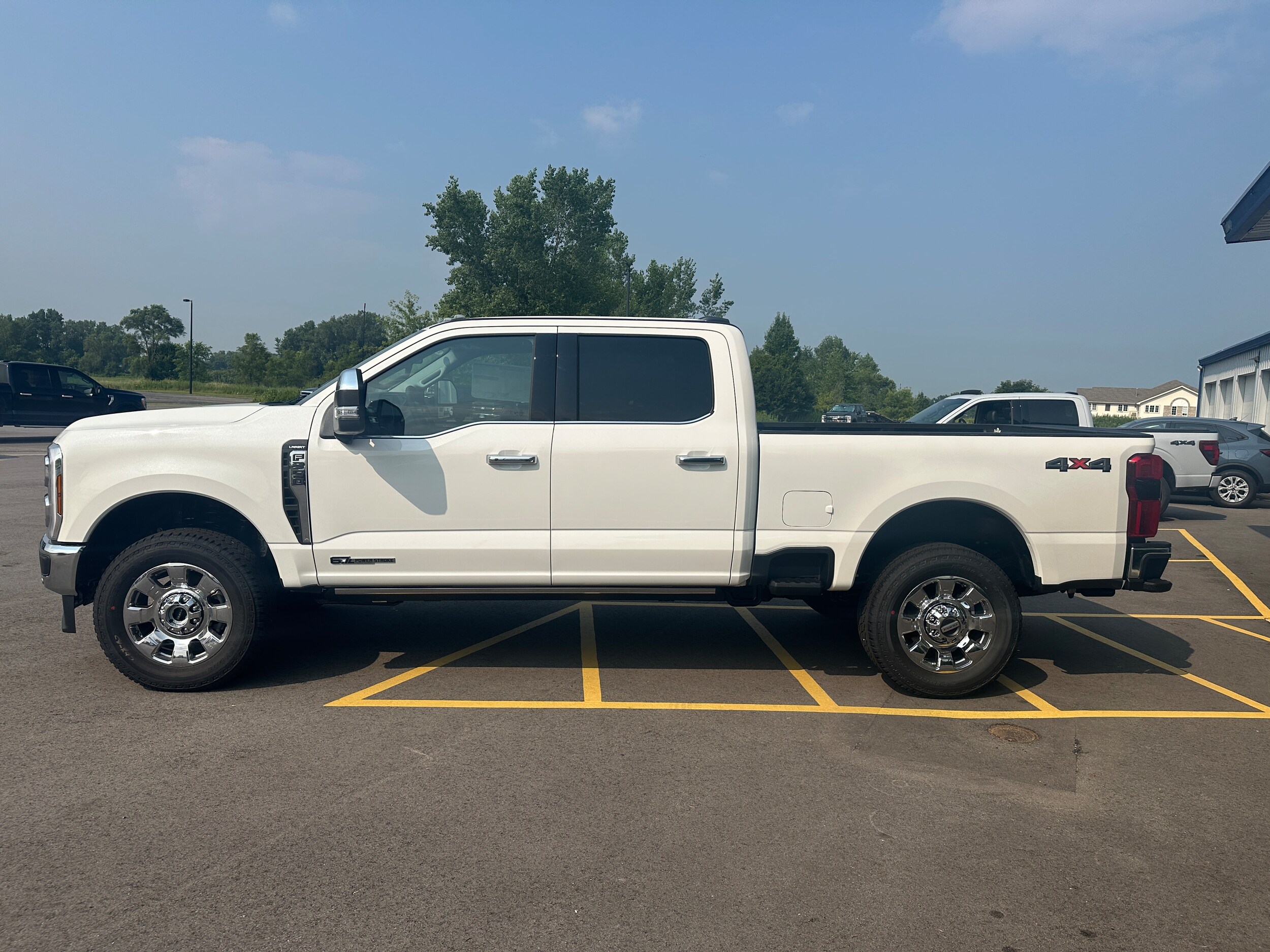 2025 Ford F-350 Lariat photo 2