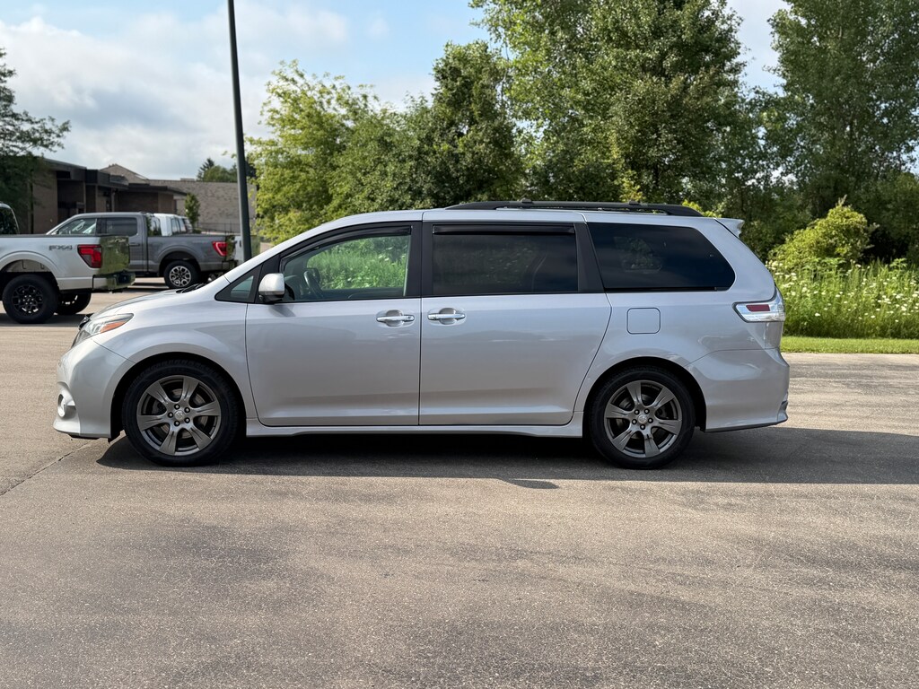 Certified 2017 Toyota Sienna SE VAN PASSENGE