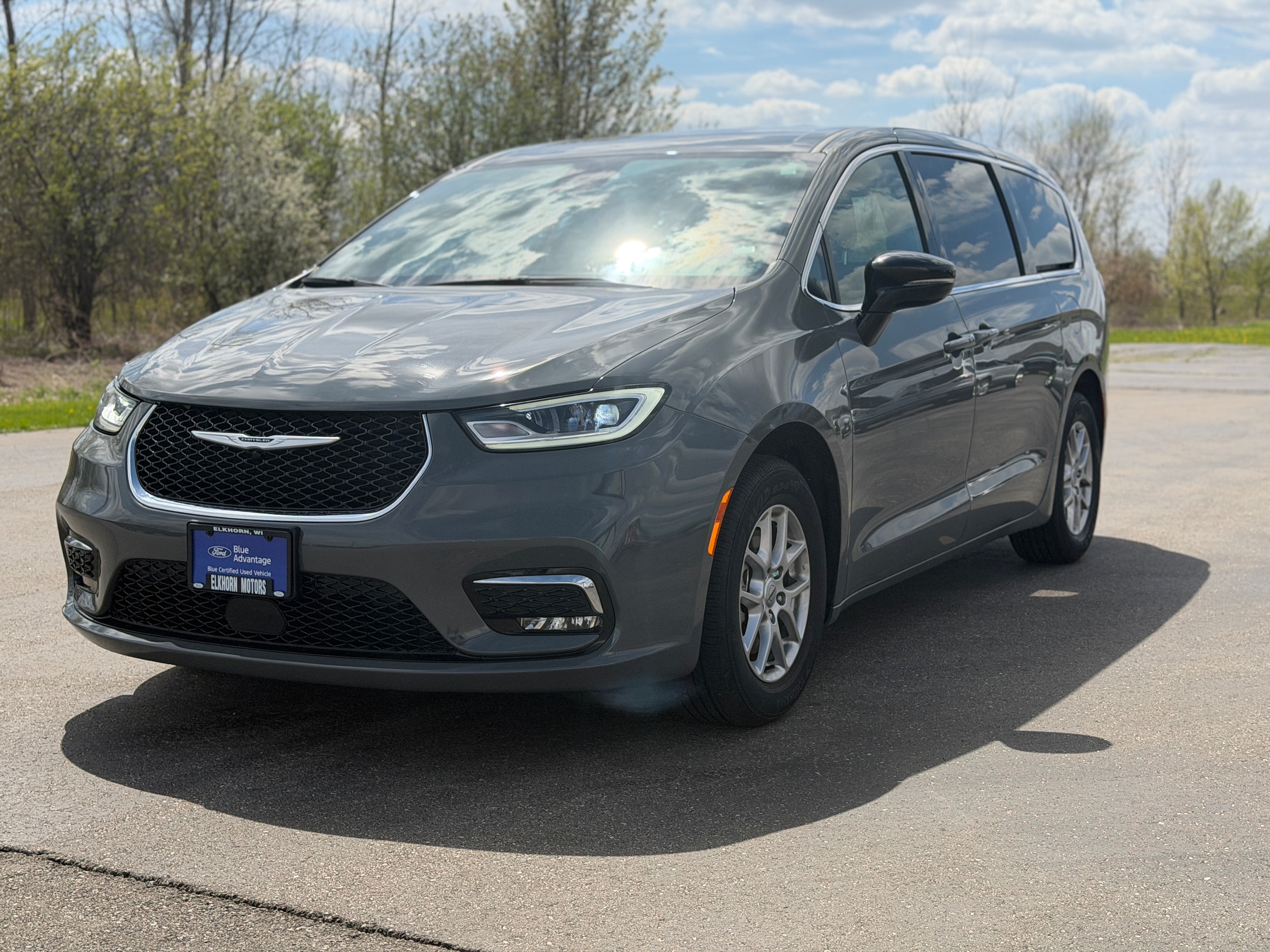 2025 Chrysler Pacifica Select's photo