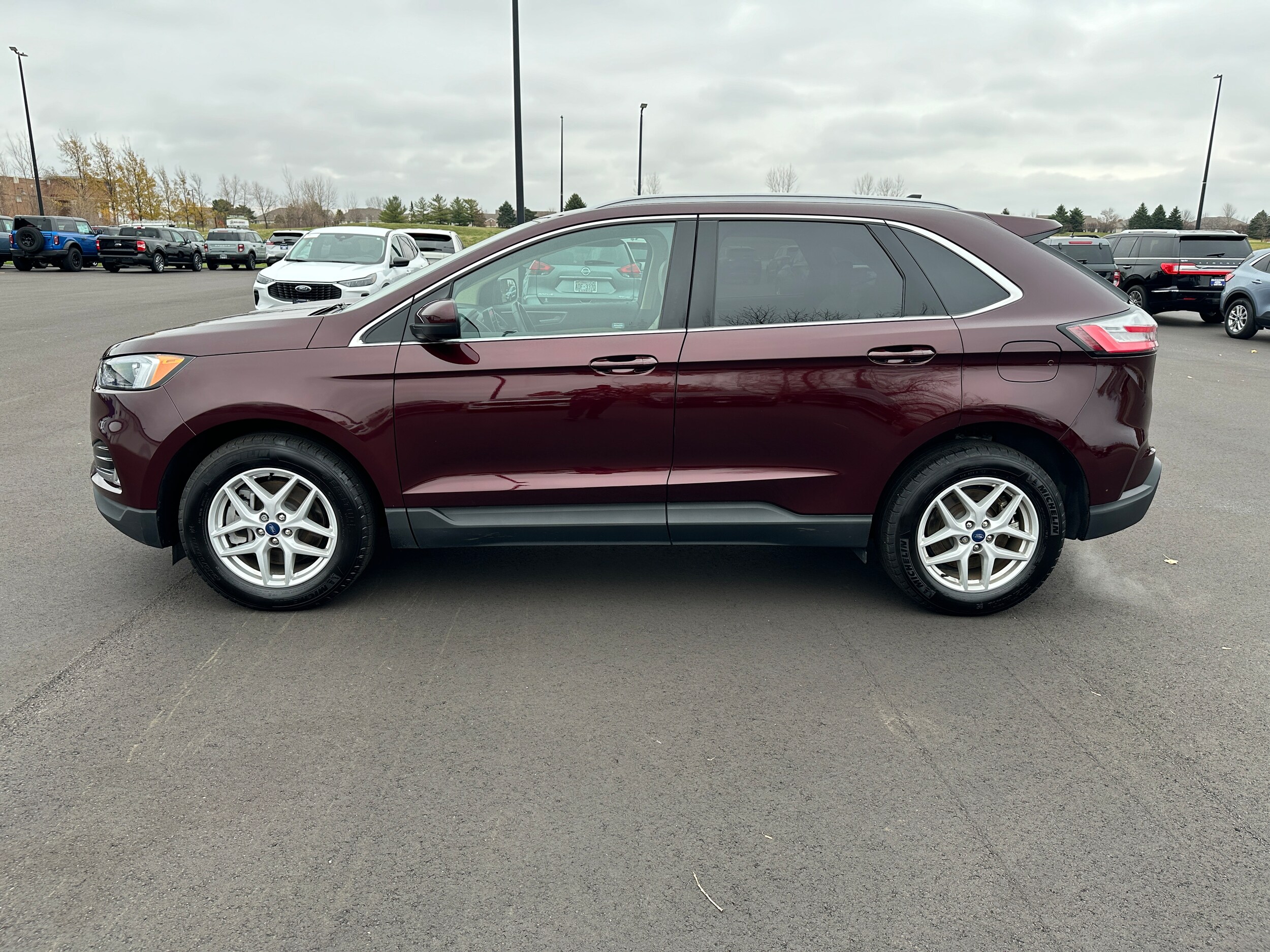 2022 Ford Edge SEL photo 2