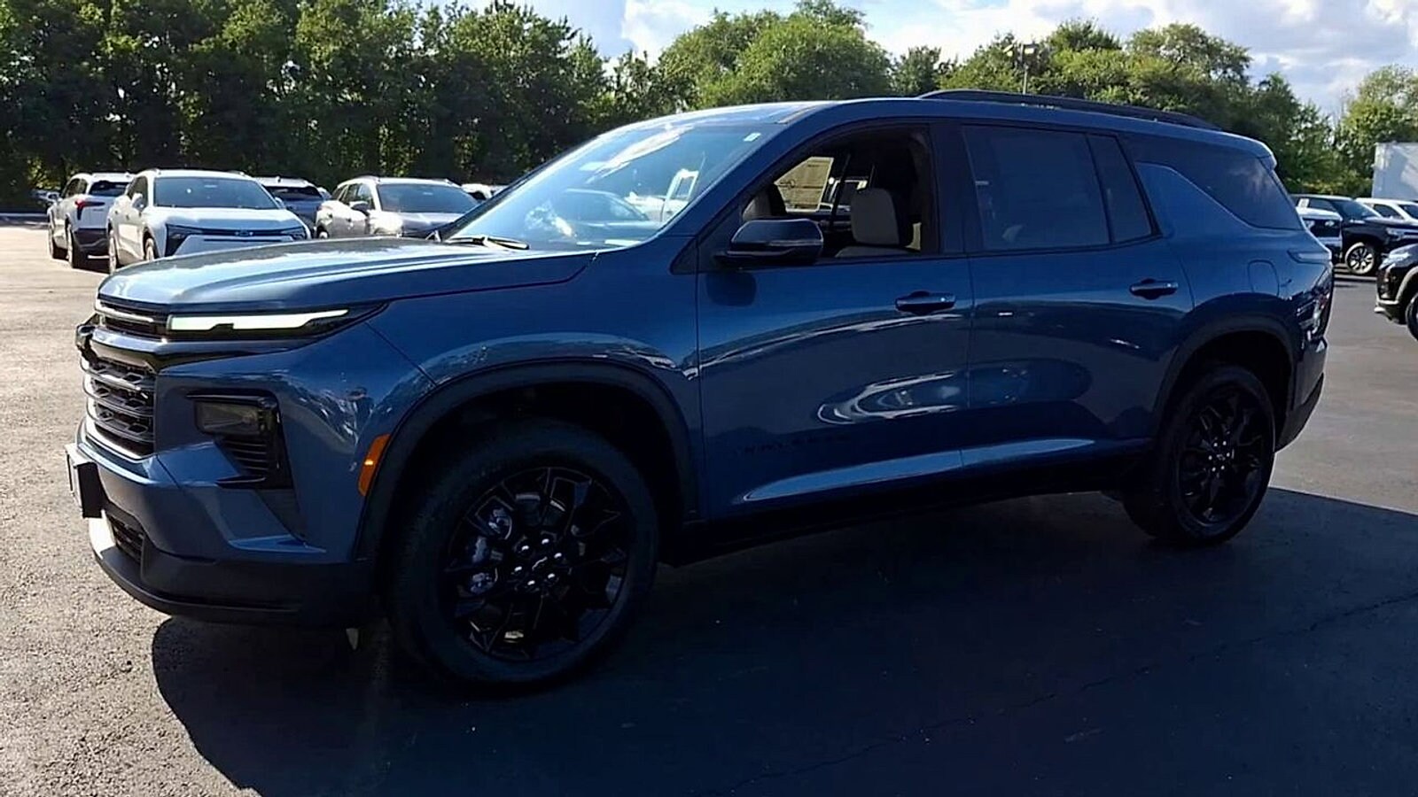 2025 Chevrolet Traverse photo 3