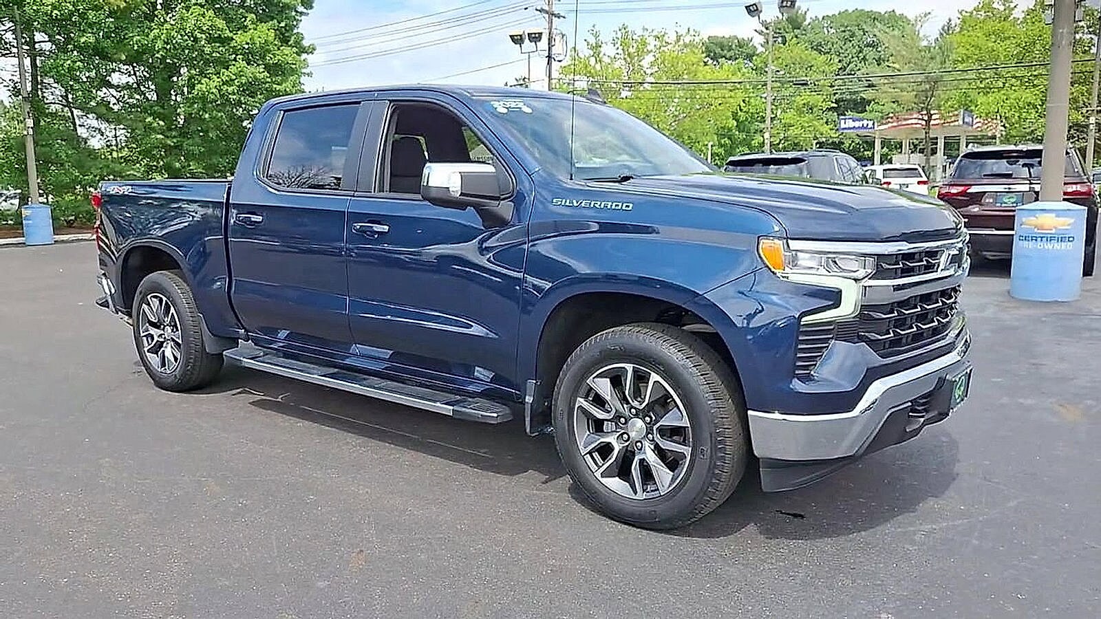 2022 Chevrolet Silverado 1500 LT photo 2