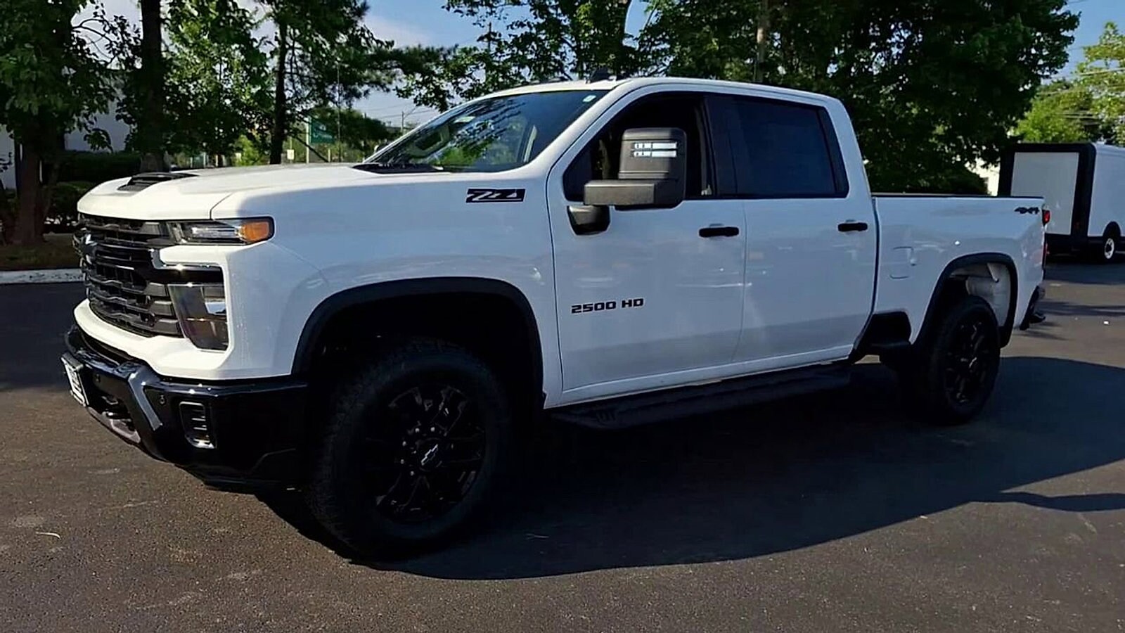 2025 Chevrolet Silverado 2500HD Custom photo 4