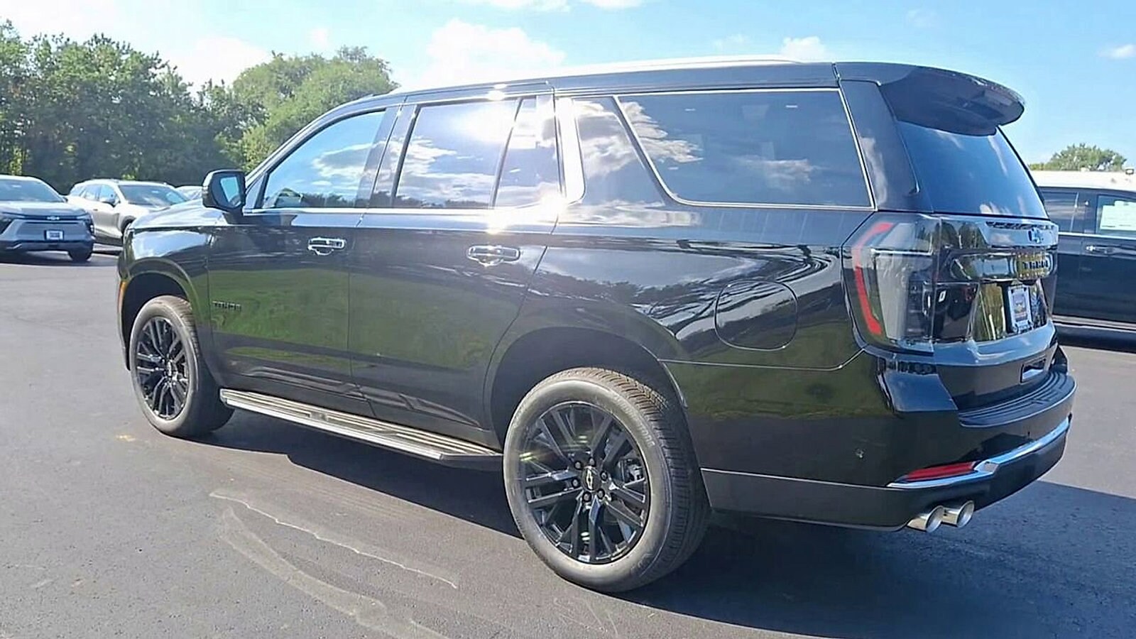 2025 Chevrolet Tahoe Premier photo 2