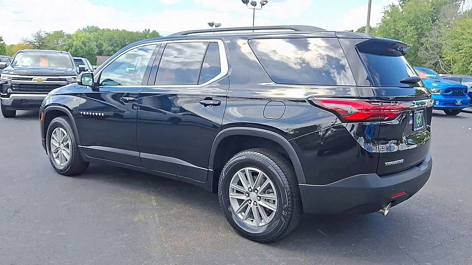 2023 Chevrolet Traverse Cloth photo 2