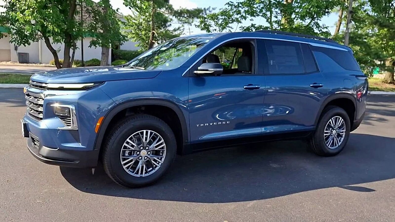 2025 Chevrolet Traverse photo 4