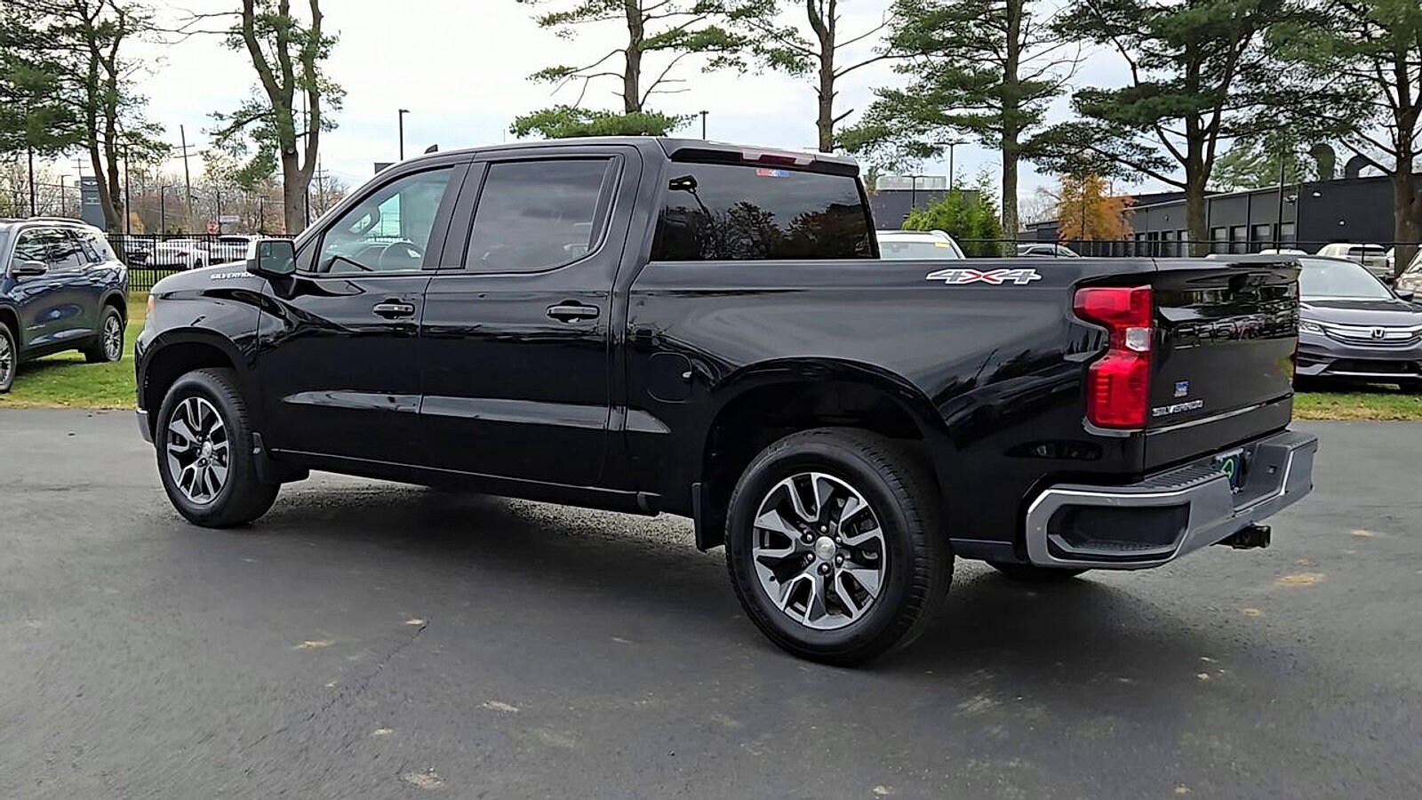 2023 Chevrolet Silverado 1500 LT photo 2