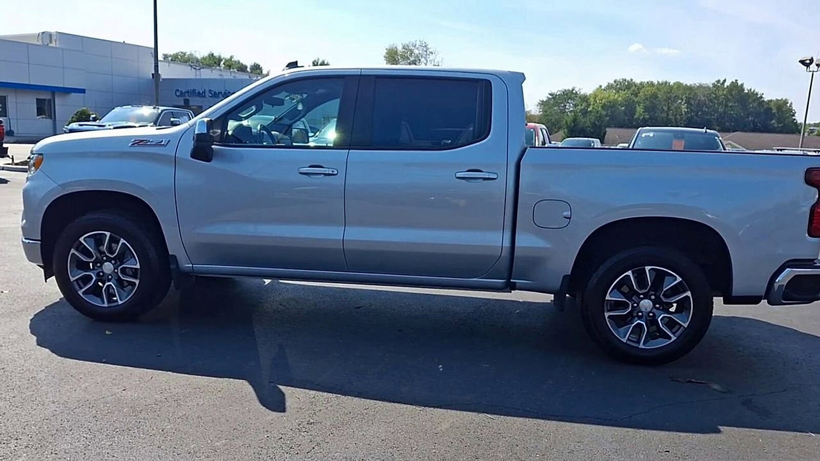 2022 Chevrolet Silverado 1500 LT photo 2