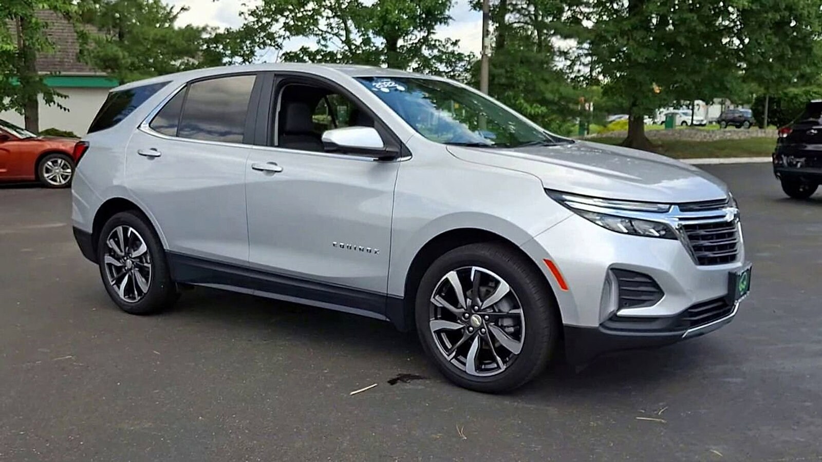 2022 Chevrolet Equinox LT photo 2