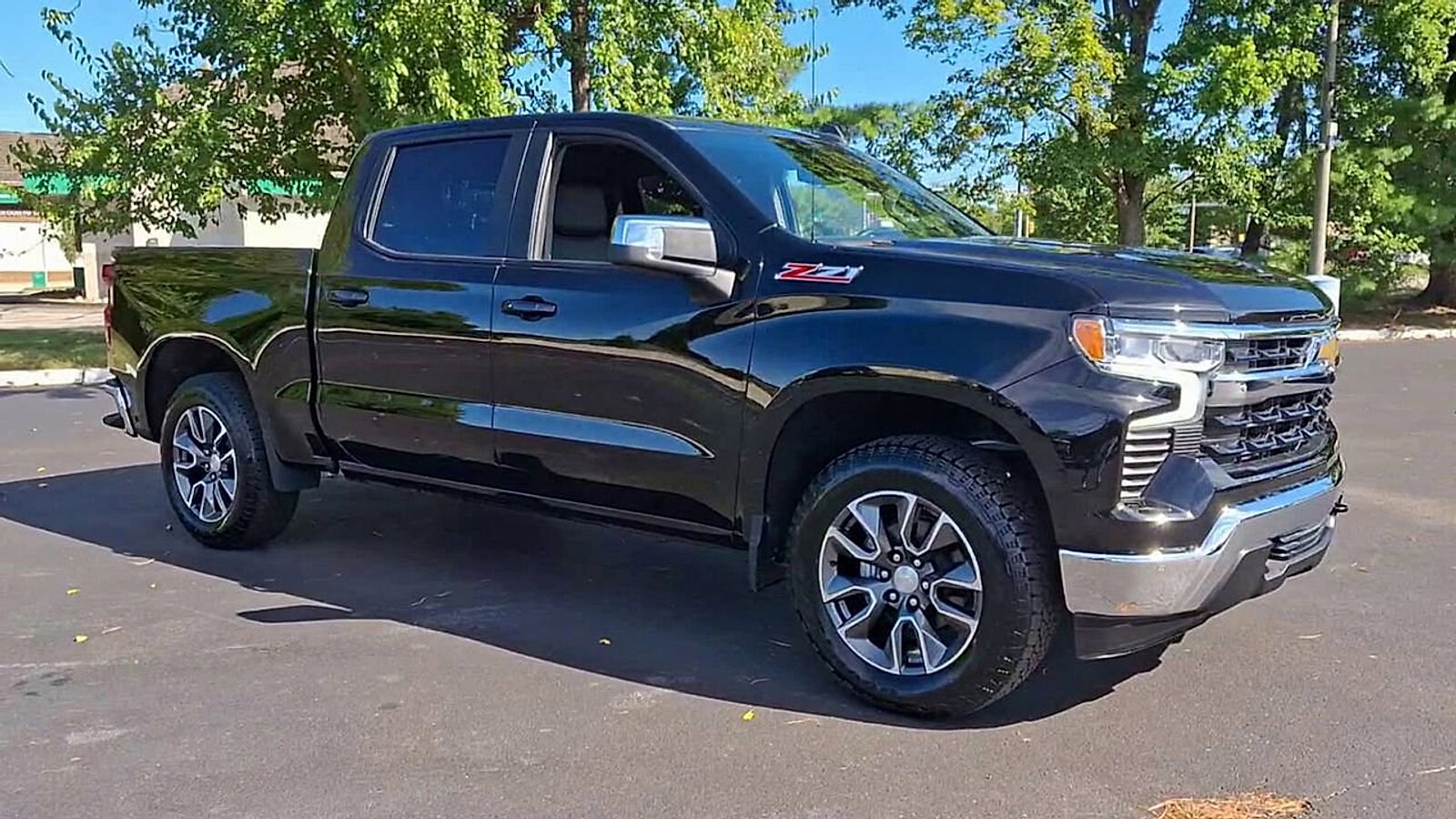2022 Chevrolet Silverado 1500 LT photo 2