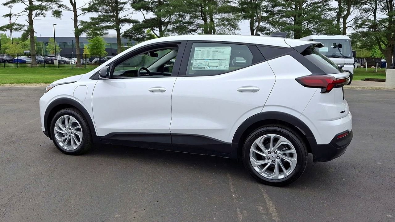 2027 Chevrolet Bolt LT - Photo 8