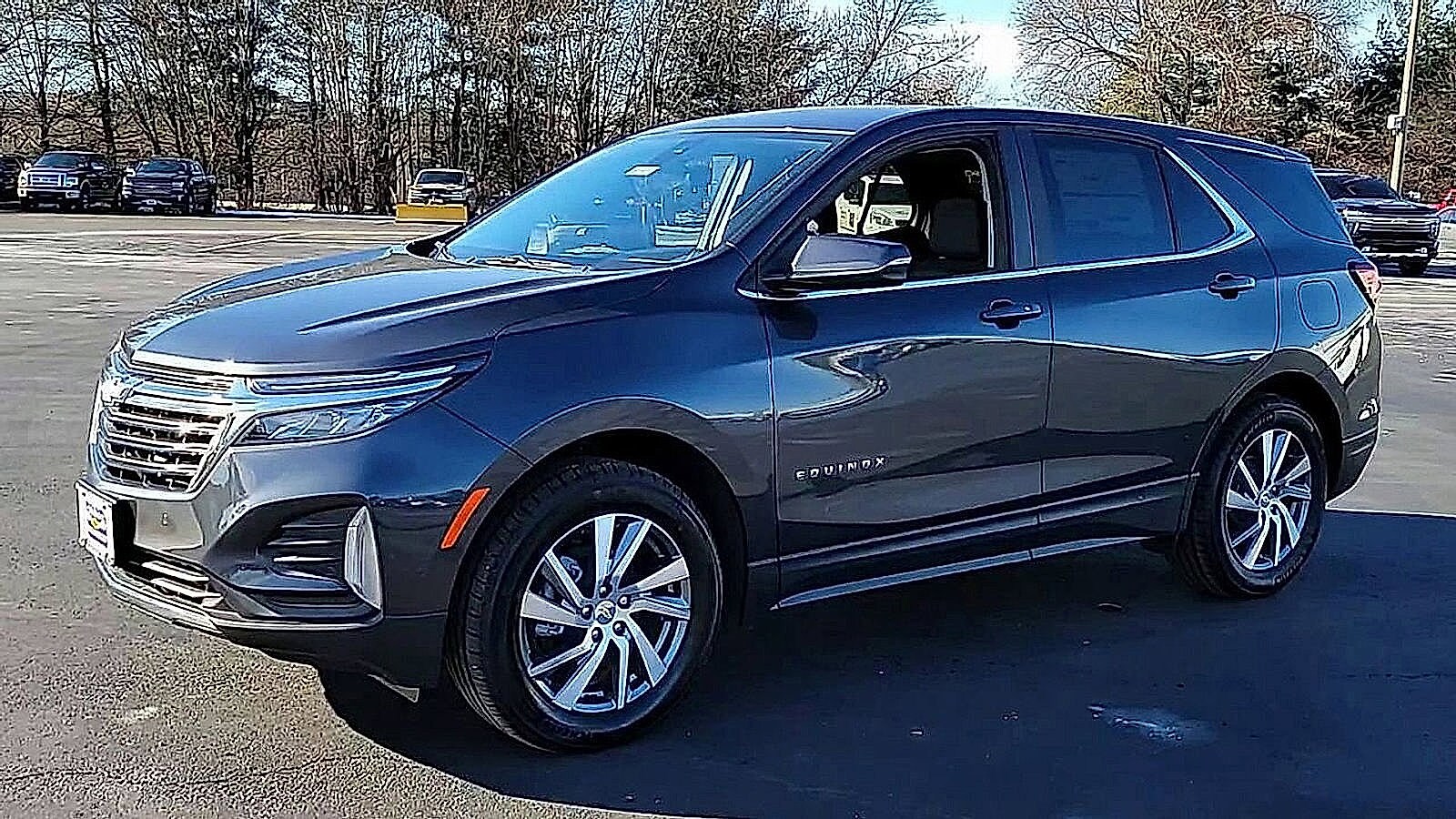 2023 Chevrolet Equinox LT photo 3