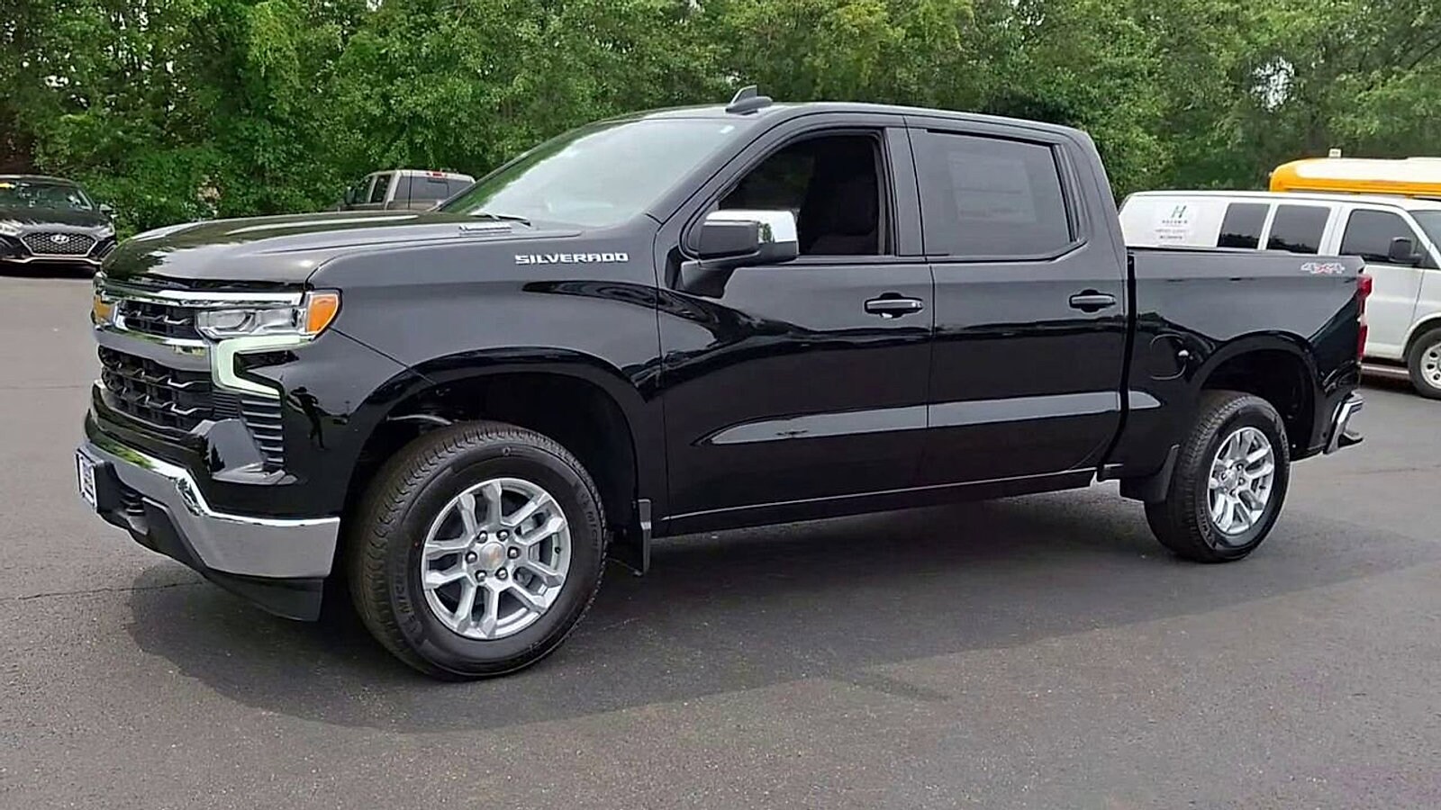 2025 Chevrolet Silverado 1500 LT photo 4