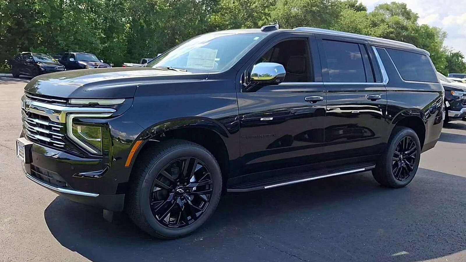 2025 Chevrolet Suburban Premier photo 3