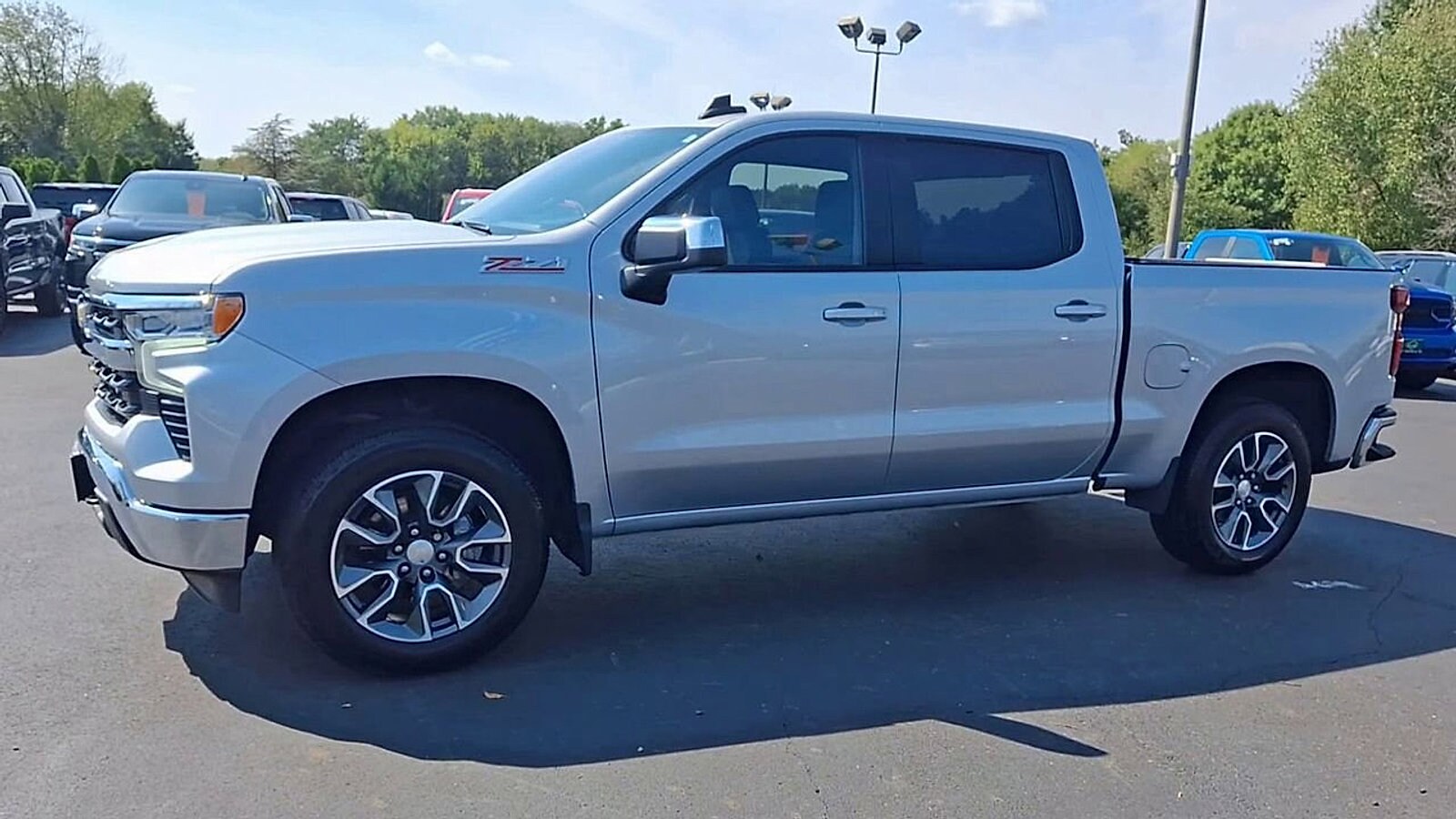 2022 Chevrolet Silverado 1500 LT photo 3