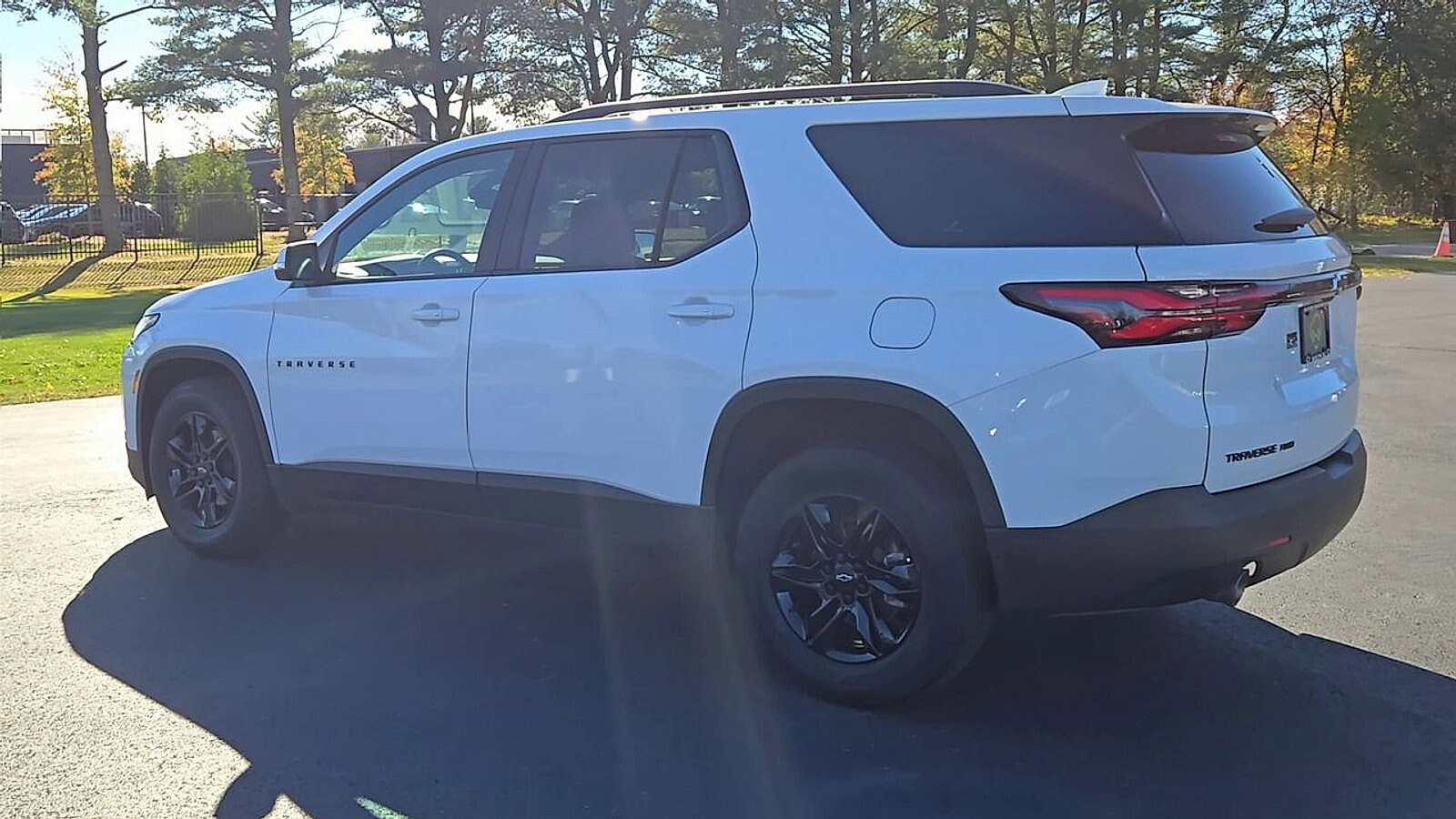 2023 Chevrolet Traverse Cloth photo 2