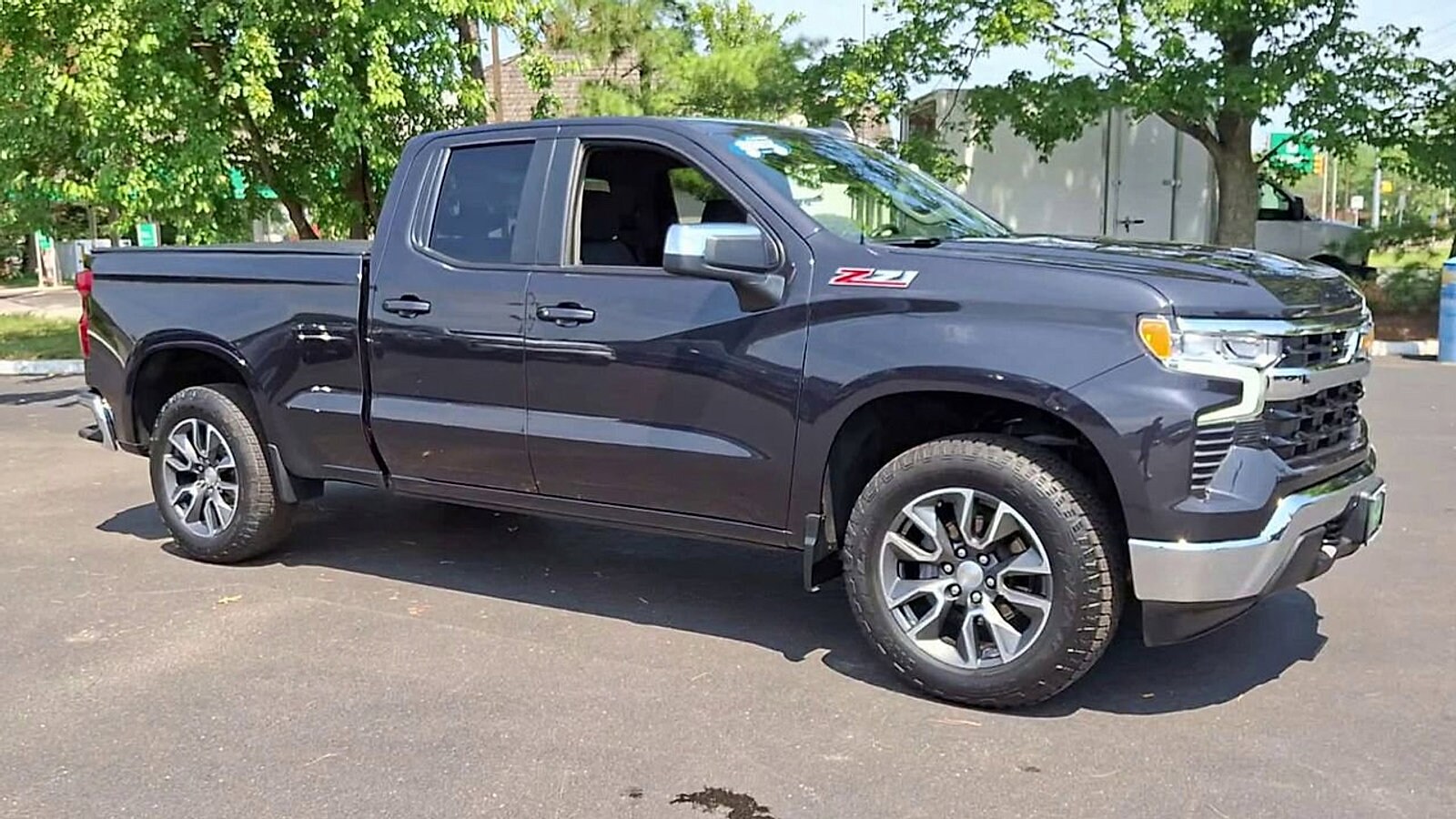 2022 Chevrolet Silverado 1500 LT photo 2
