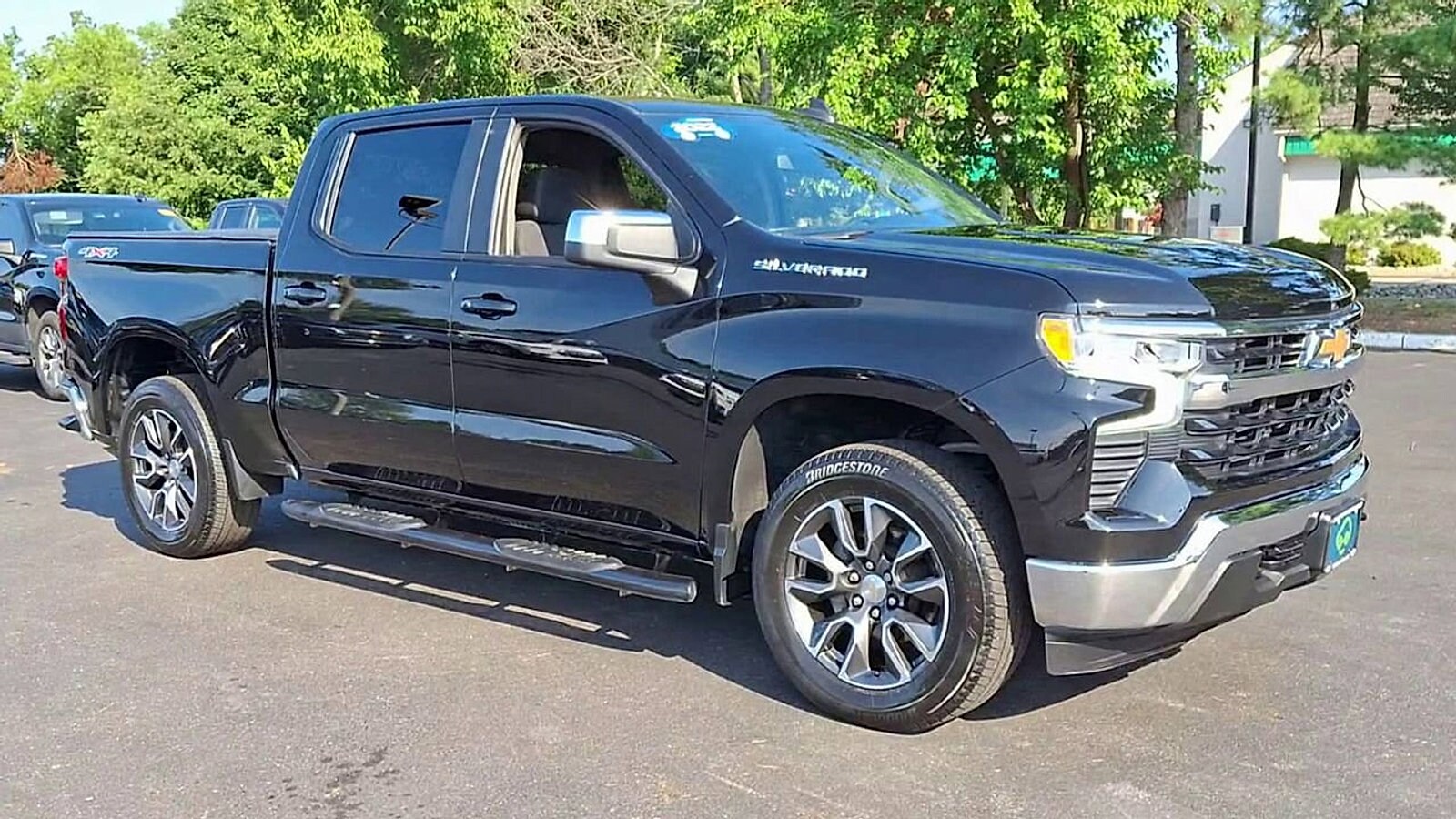 2022 Chevrolet Silverado 1500 LT photo 2