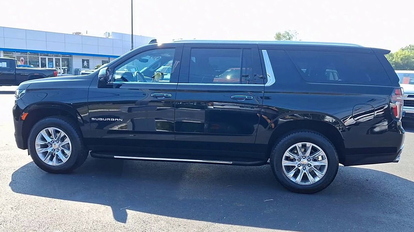 2024 Chevrolet Suburban Premier photo 2