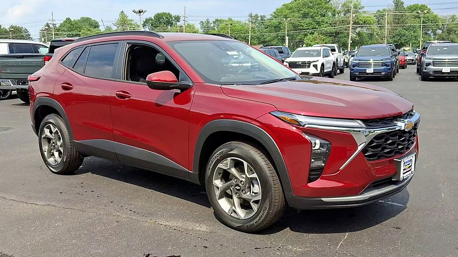 2025 Chevrolet Trax LT photo 2