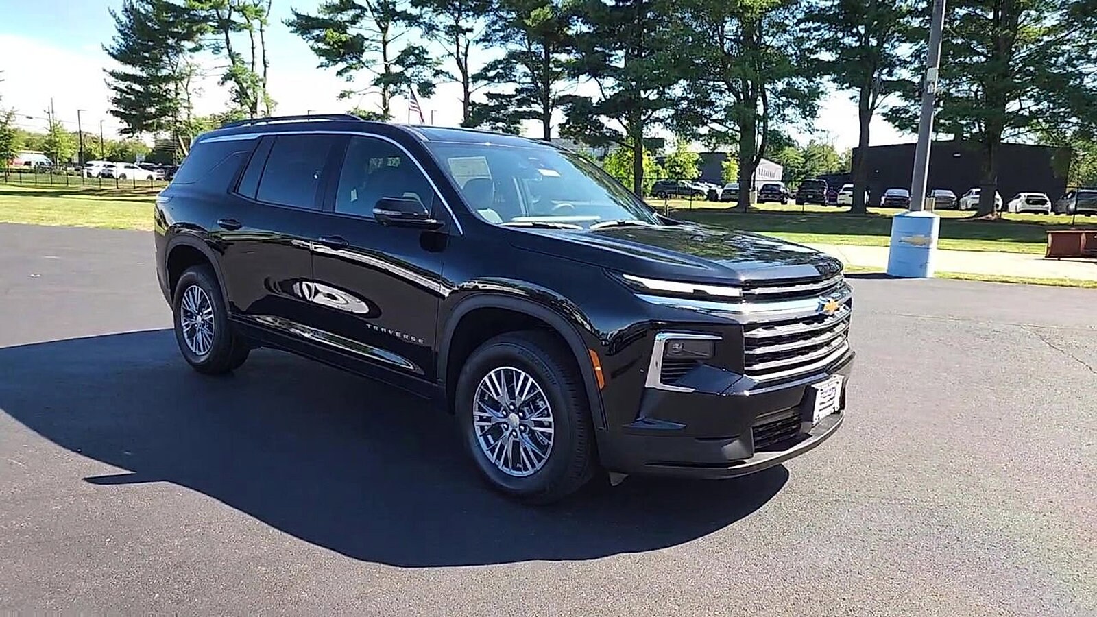 2026 Chevrolet Traverse photo 2