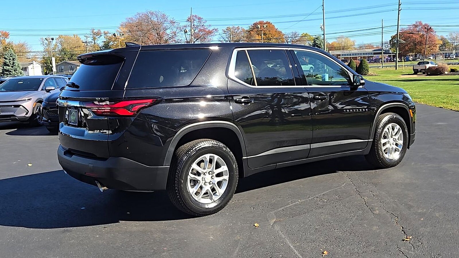 2023 Chevrolet Traverse LS photo 2