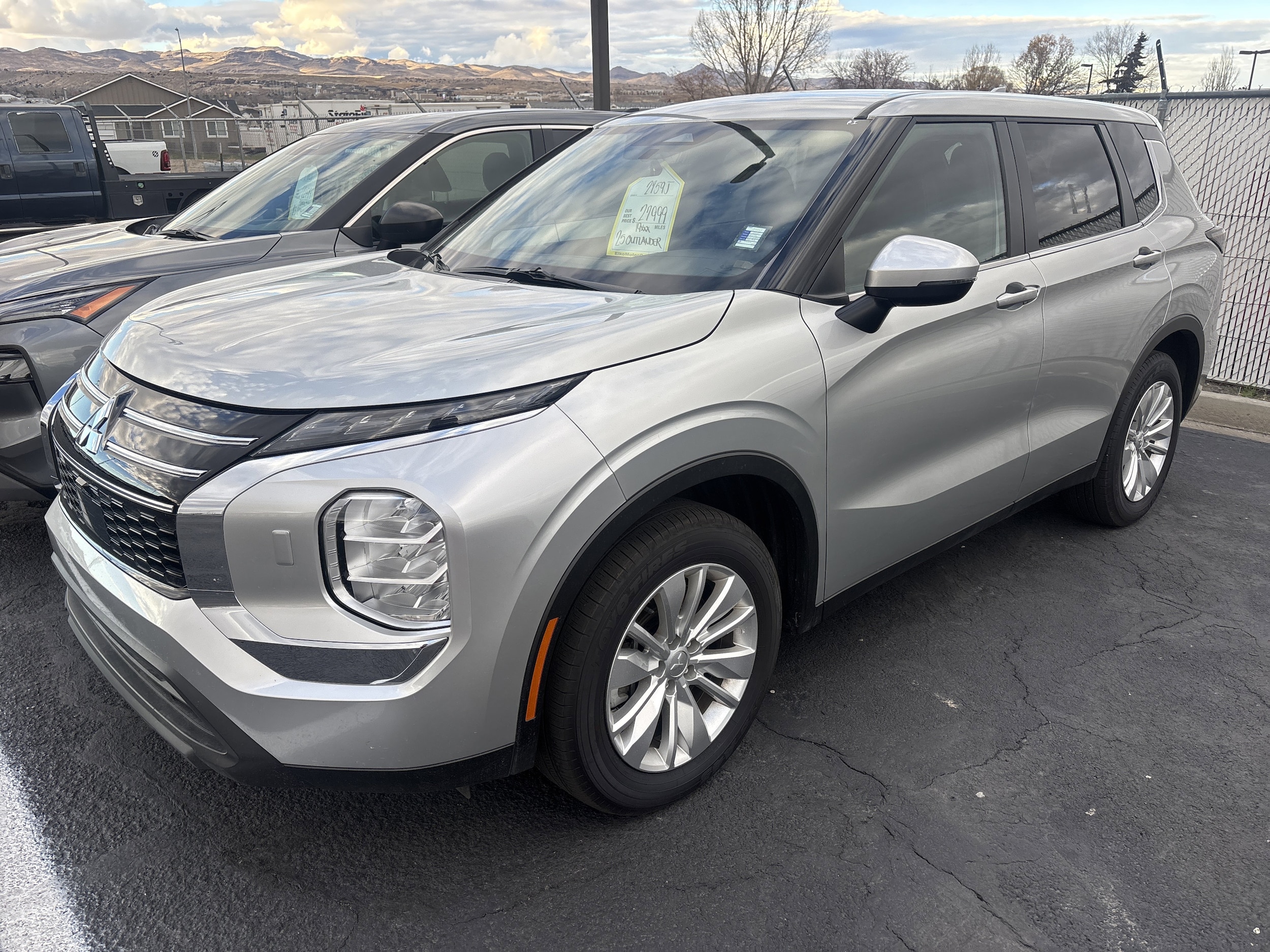 2025 Mitsubishi Outlander ES's photo