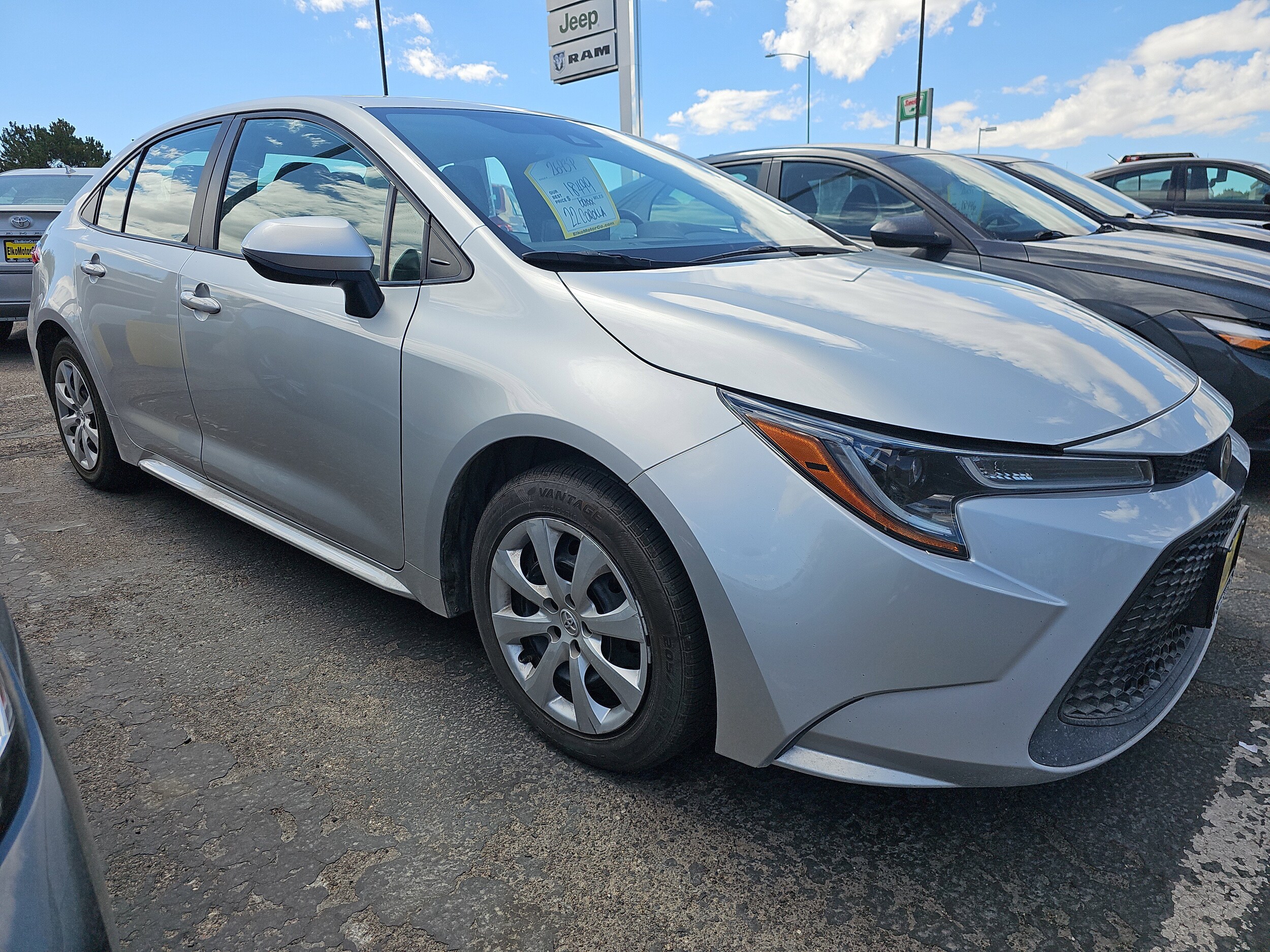 2022 Toyota Corolla LE photo 3