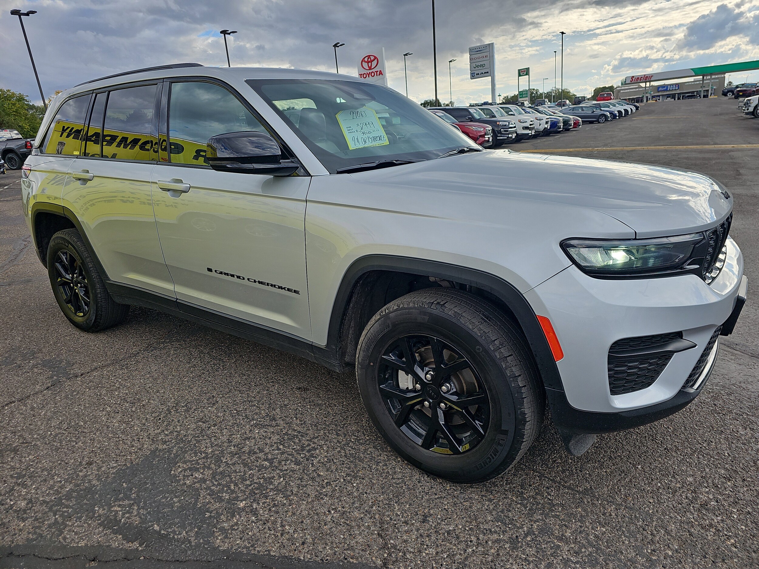 2024 Jeep Grand Cherokee Laredo photo 3