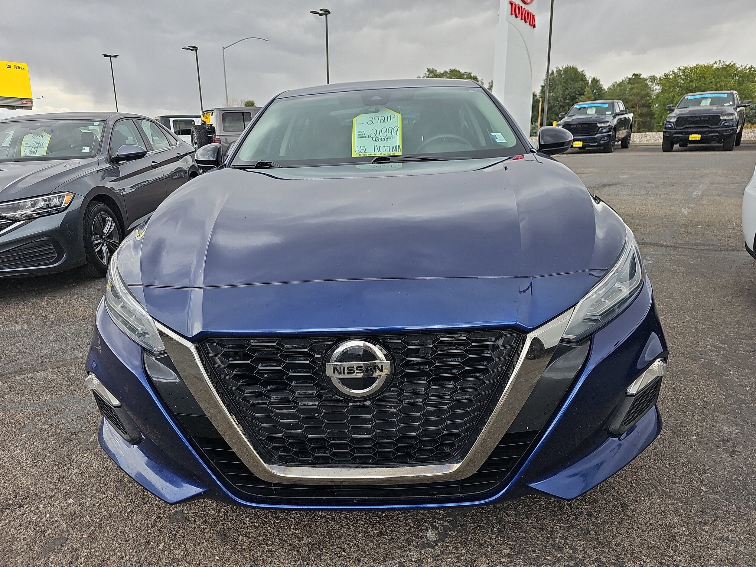 2022 Nissan Altima SR photo 2