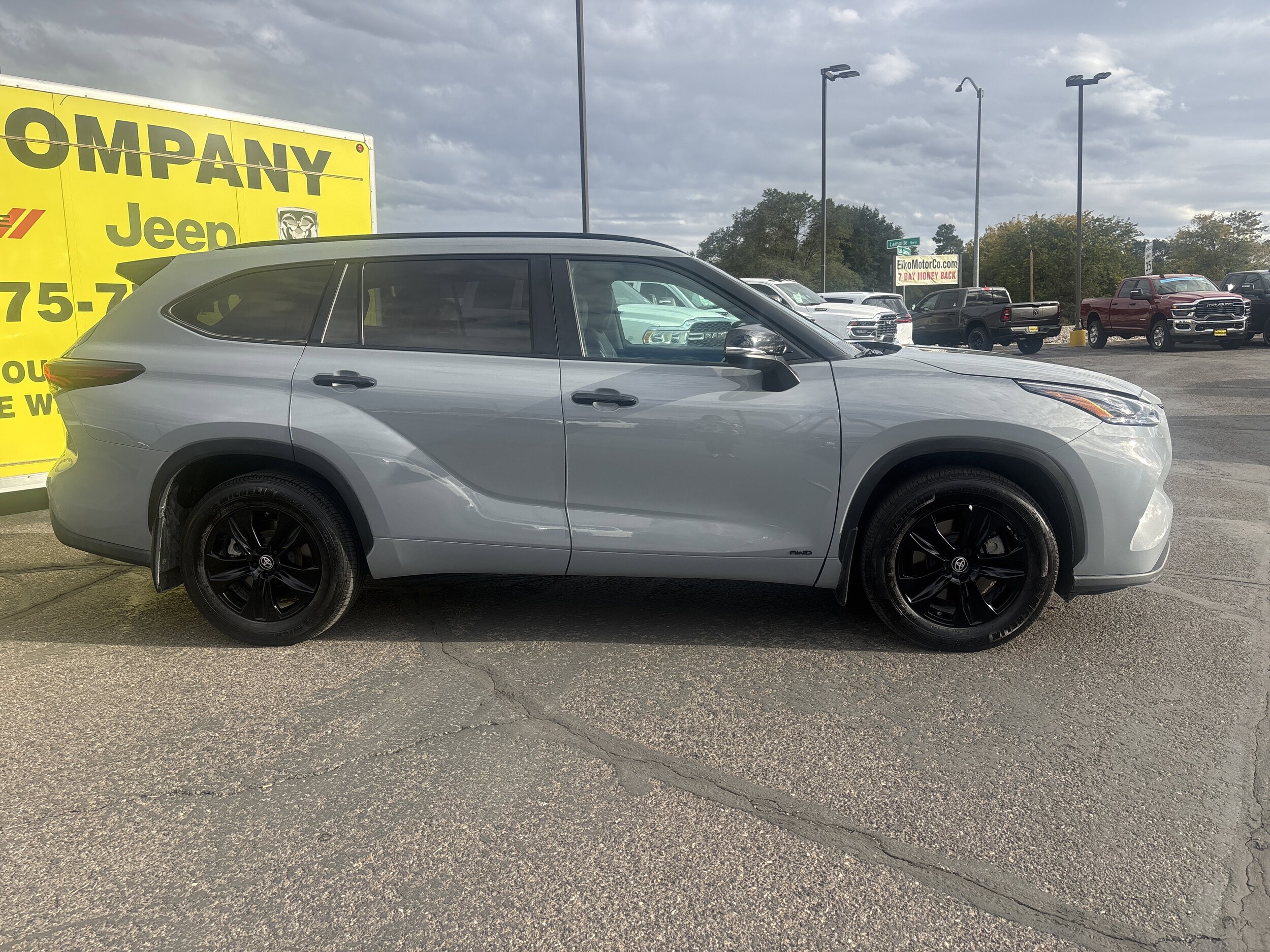 2024 Toyota Highlander Hybrid XLE photo 4