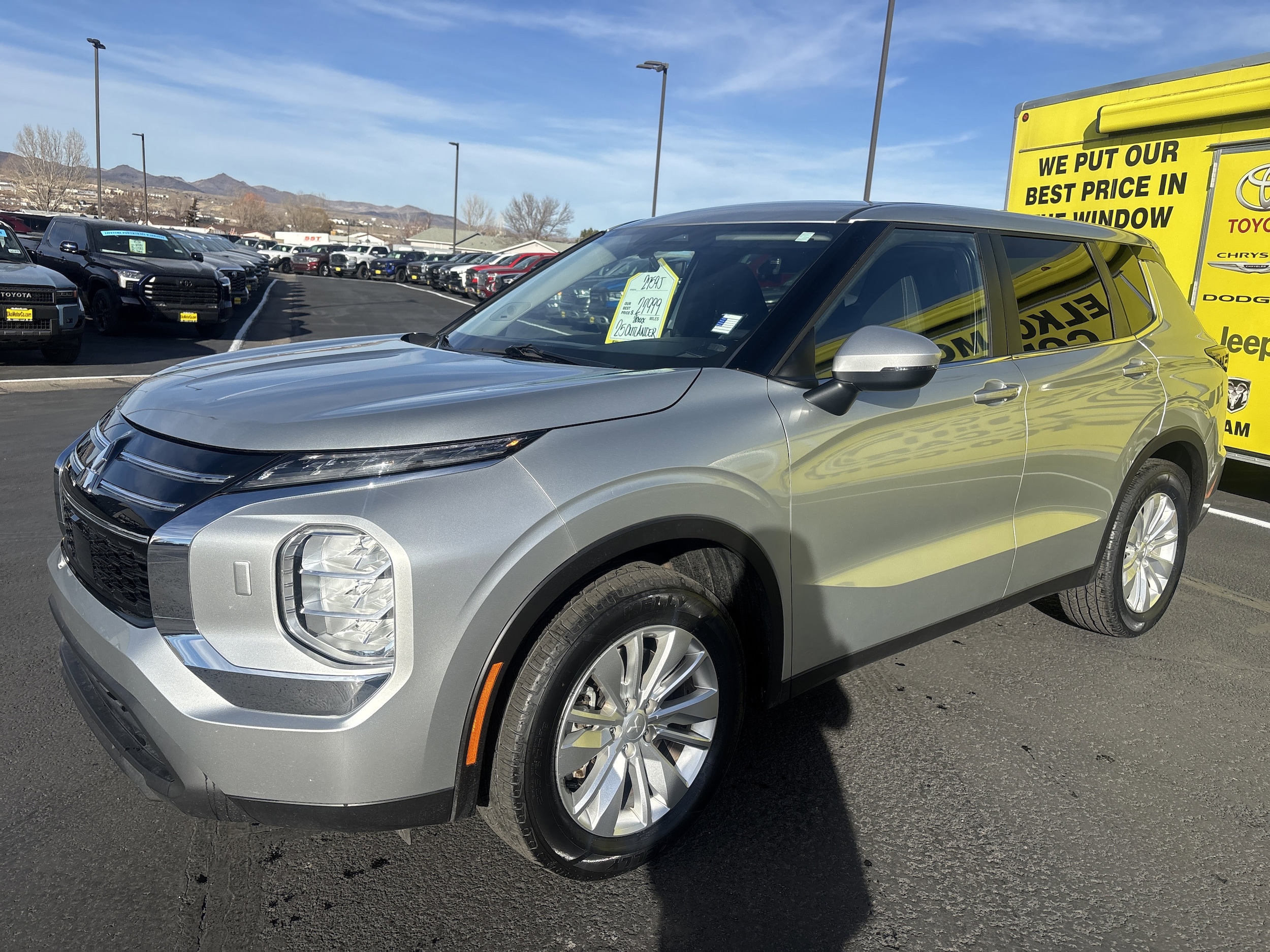 2025 Mitsubishi Outlander ES's photo