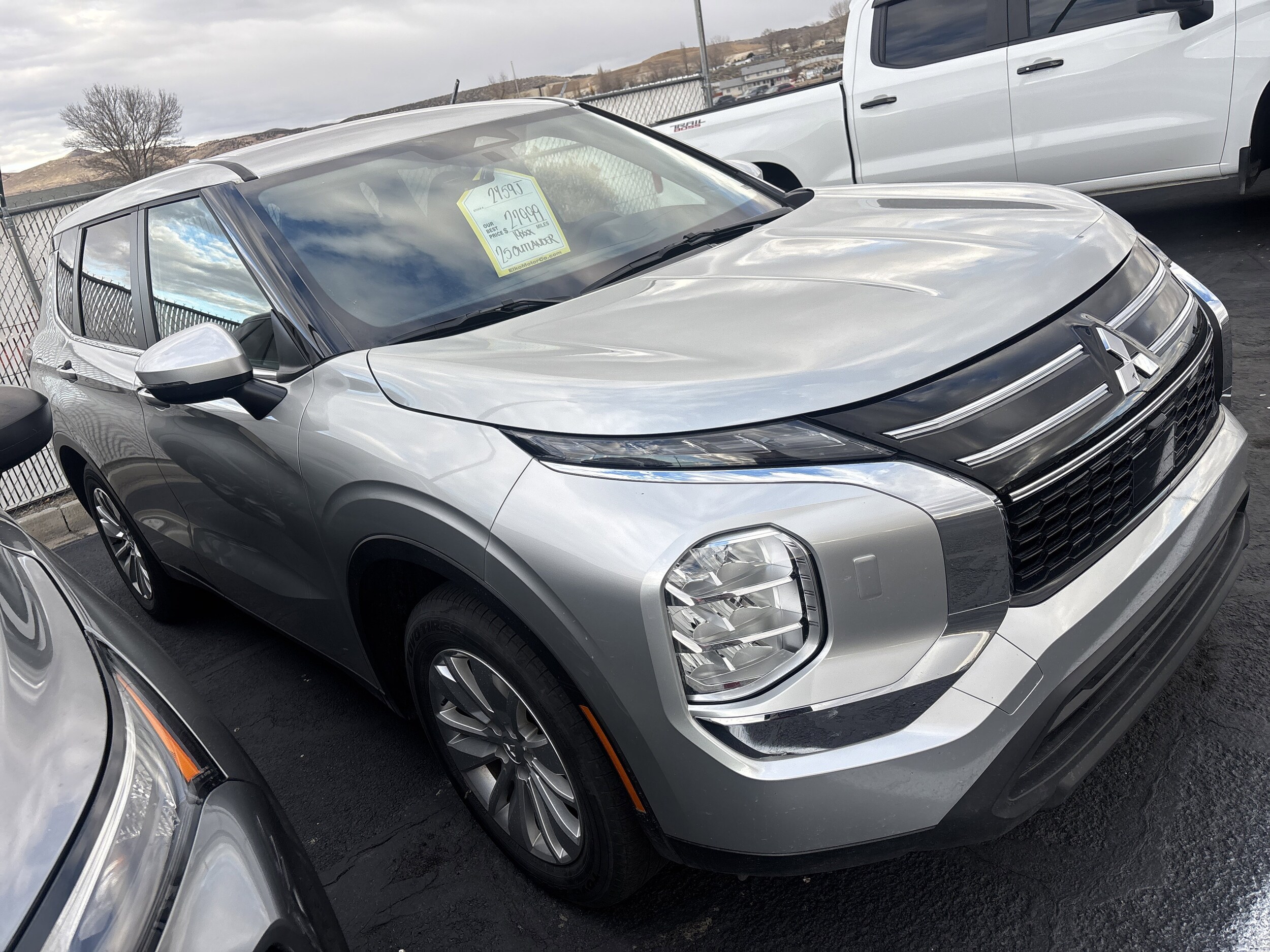 2025 Mitsubishi Outlander ES photo 3