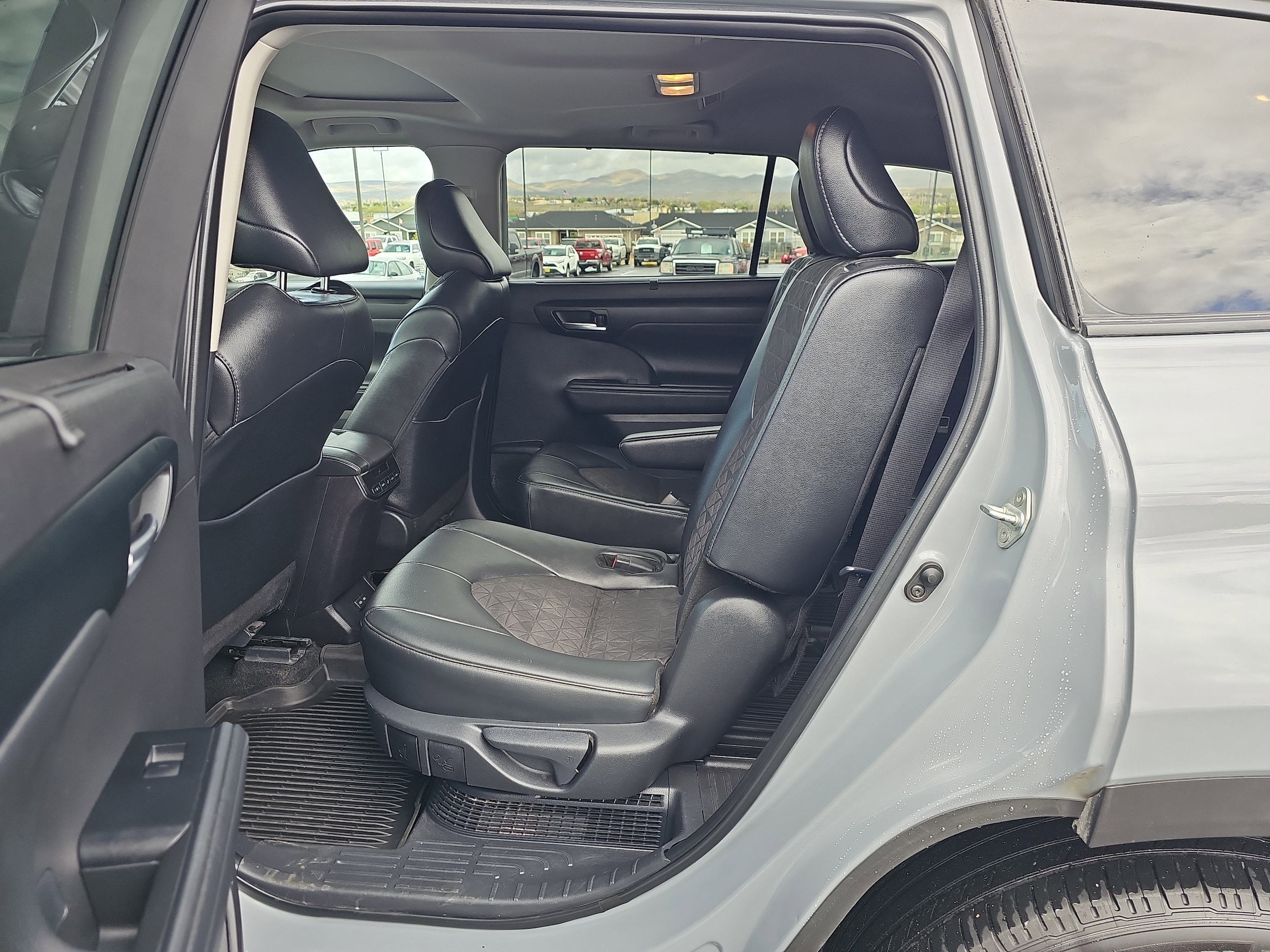 2024 Toyota Highlander XLE Nightshade - Photo 14