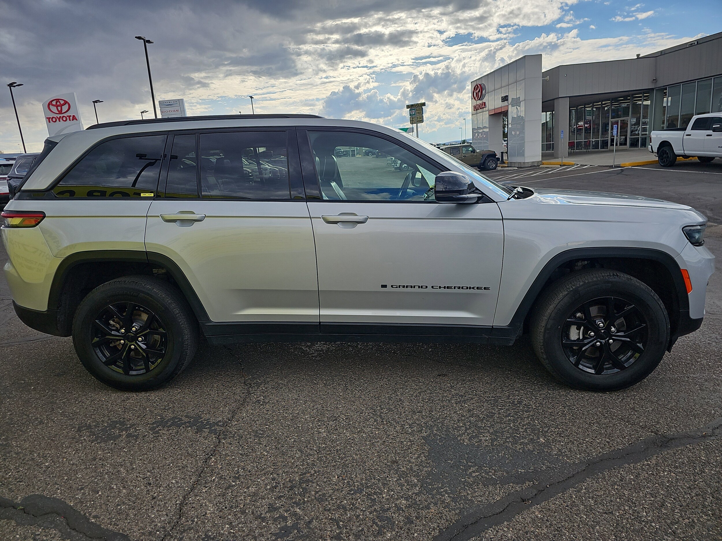 2024 Jeep Grand Cherokee Laredo photo 4