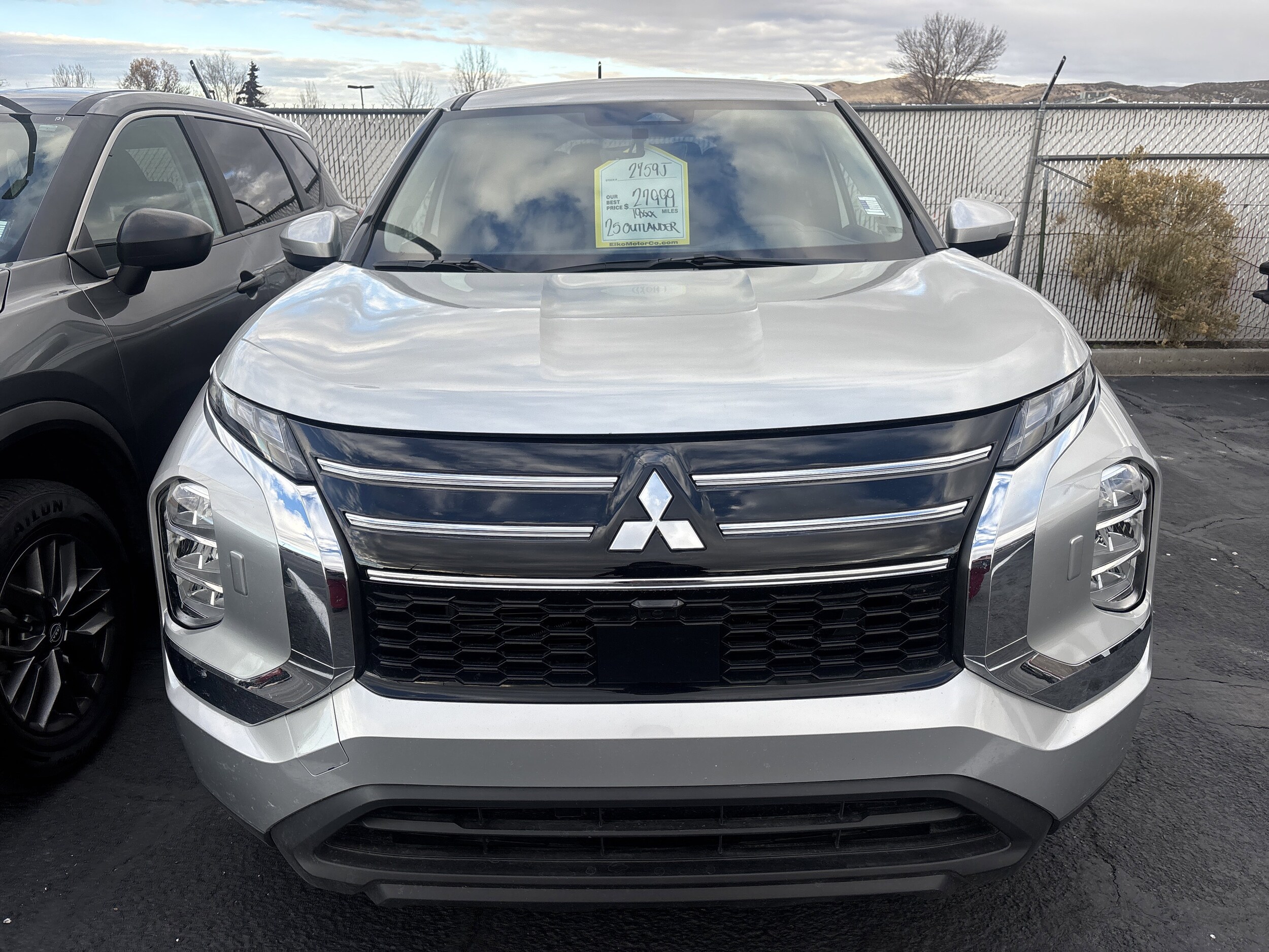 2025 Mitsubishi Outlander ES photo 2