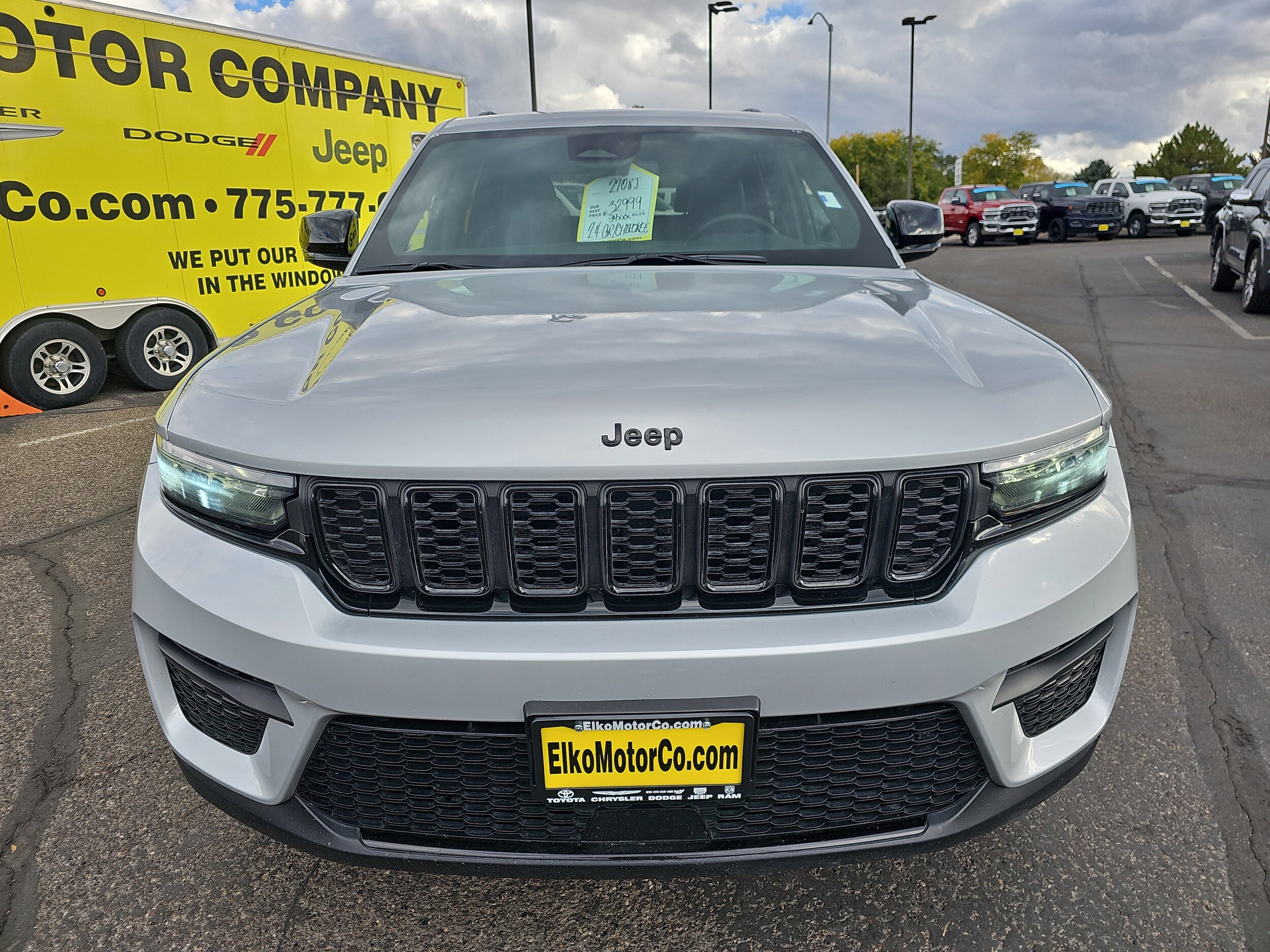 2024 Jeep Grand Cherokee Laredo photo 2