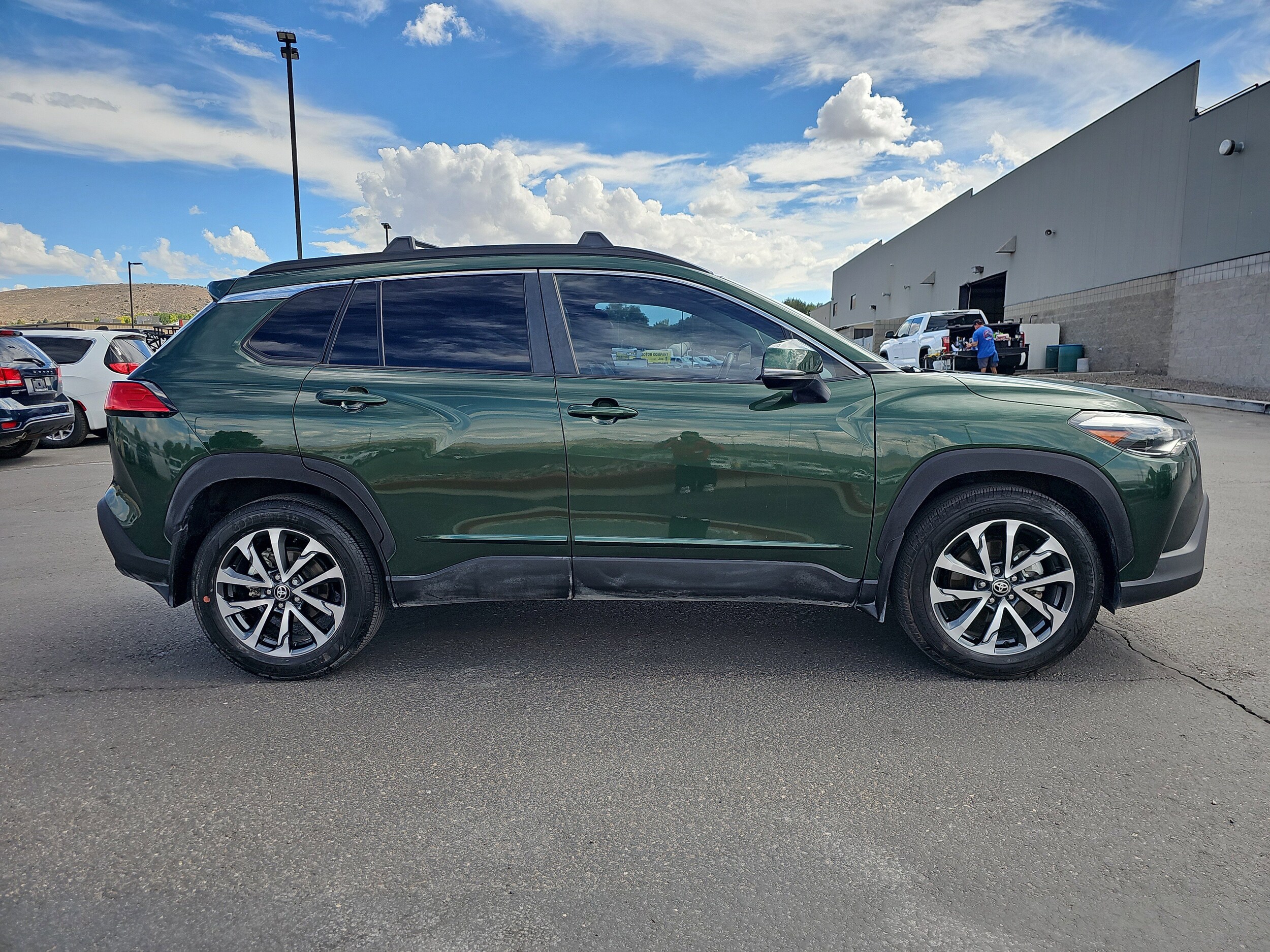 2023 Toyota Corolla Cross XLE photo 2