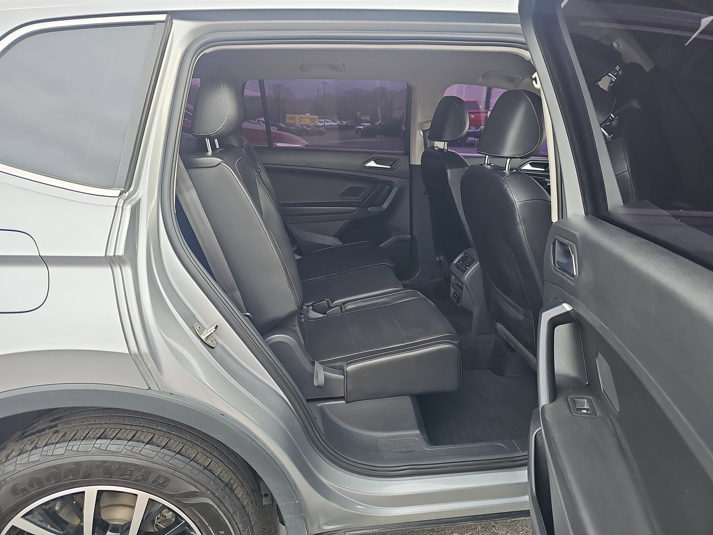 2021 Volkswagen Tiguan SE - Photo 12
