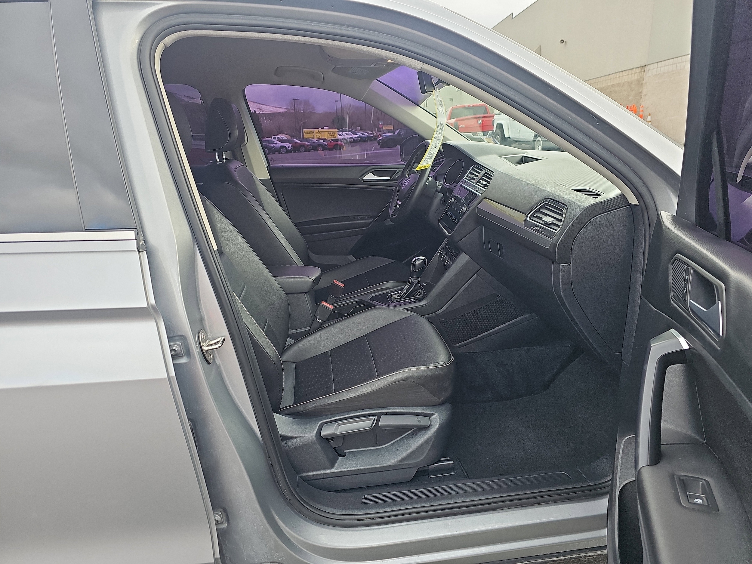 2021 Volkswagen Tiguan SE - Photo 11