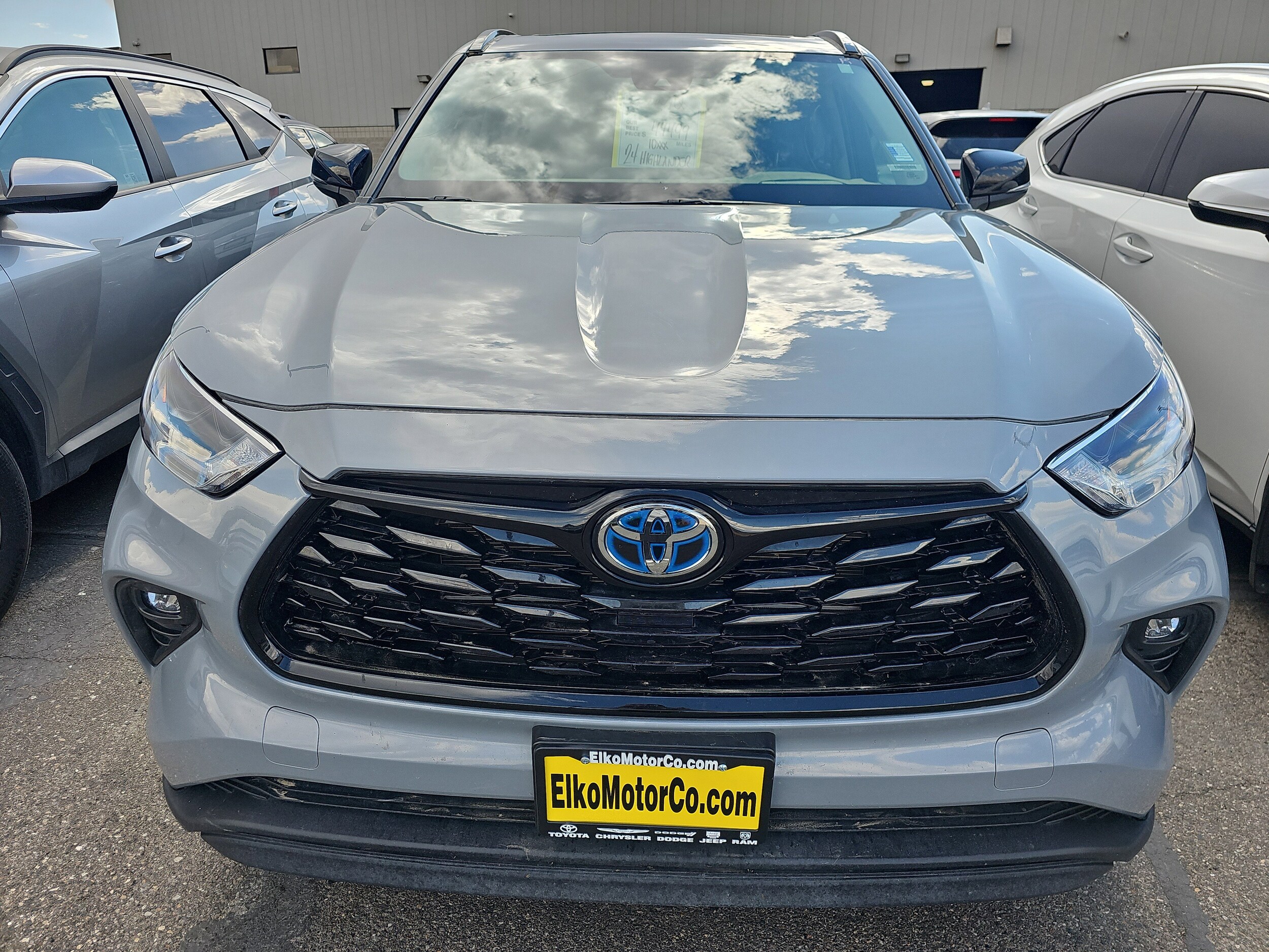 2024 Toyota Highlander Hybrid XLE photo 2