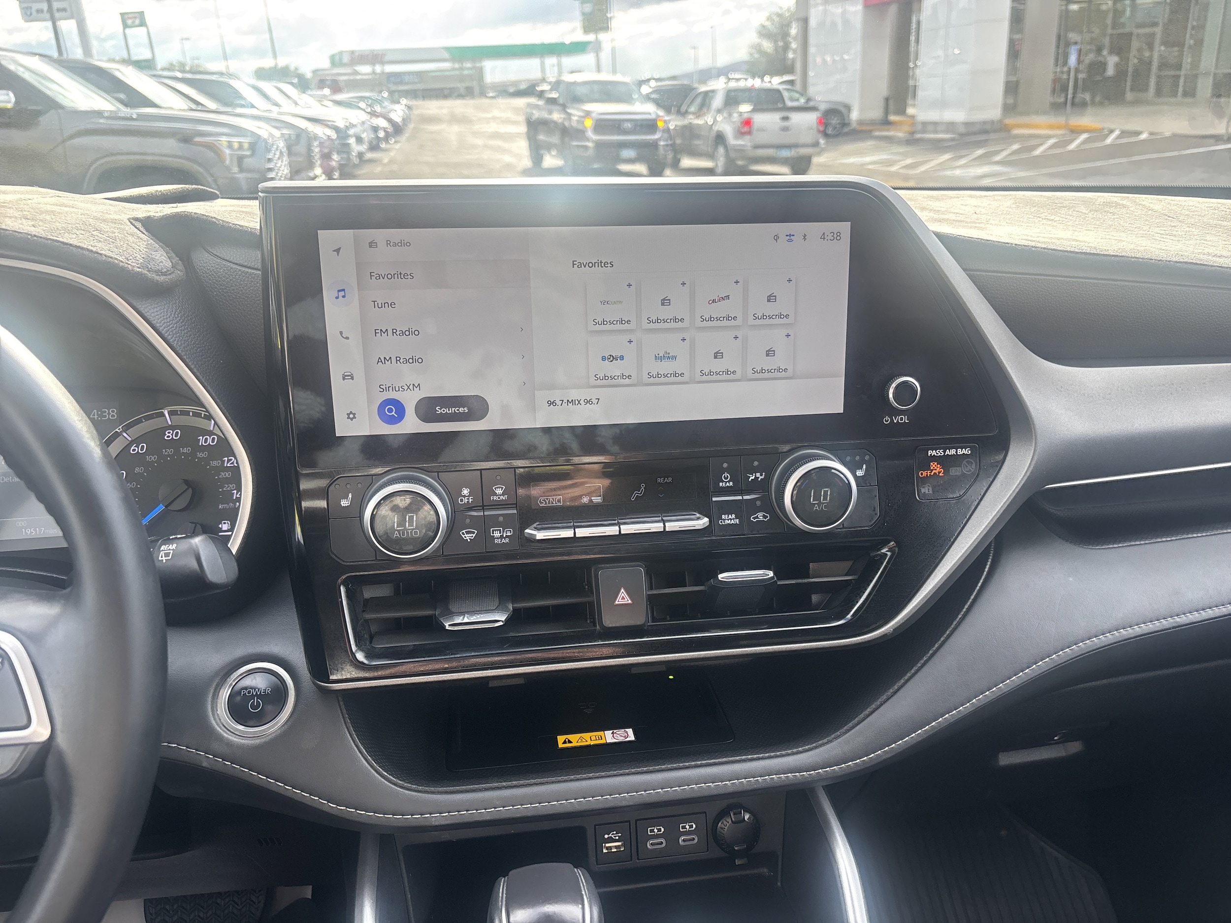 2024 Toyota Highlander XLE Nightshade - Photo 24