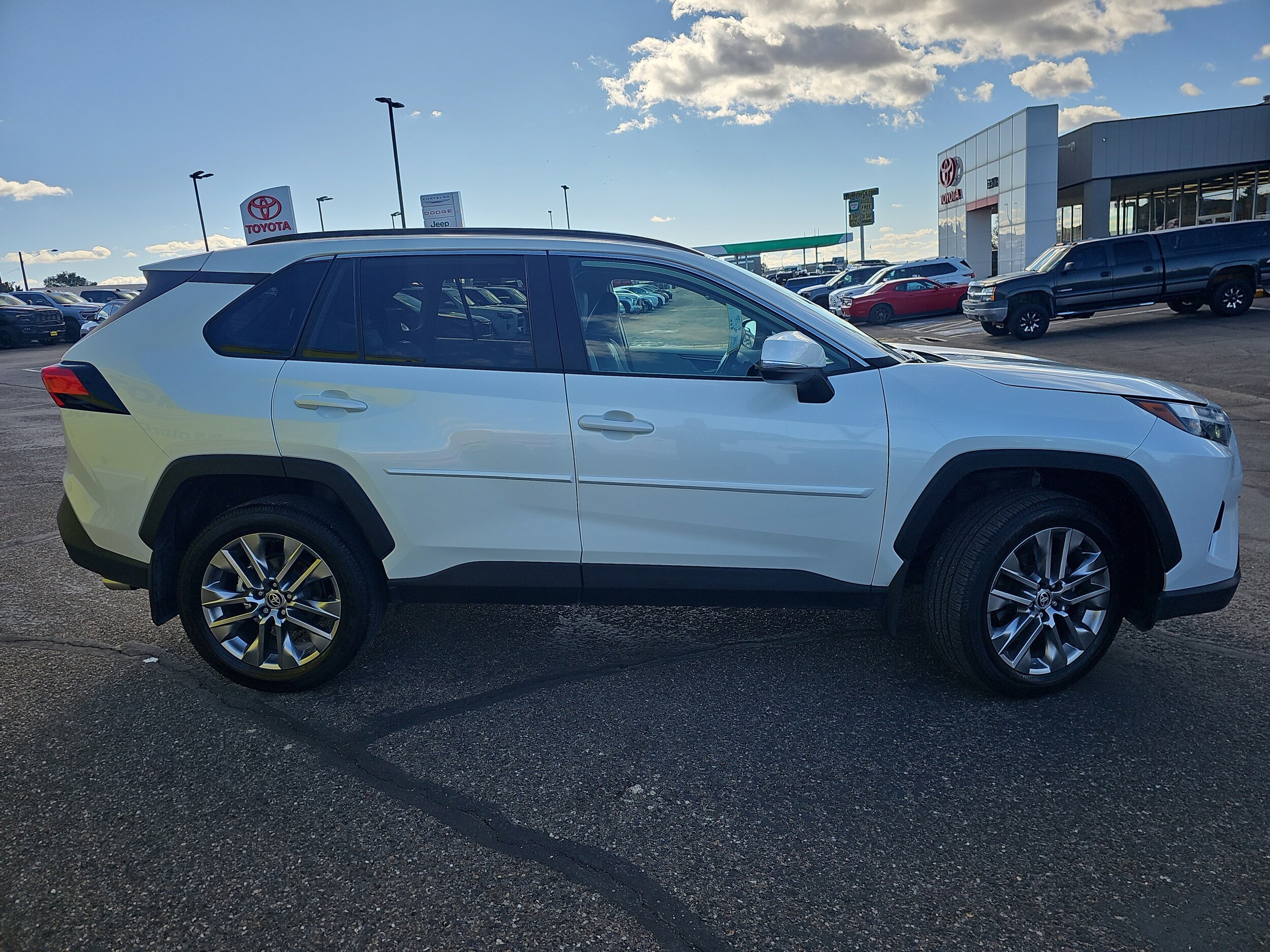 2024 Toyota RAV4 XLE Premium photo 2