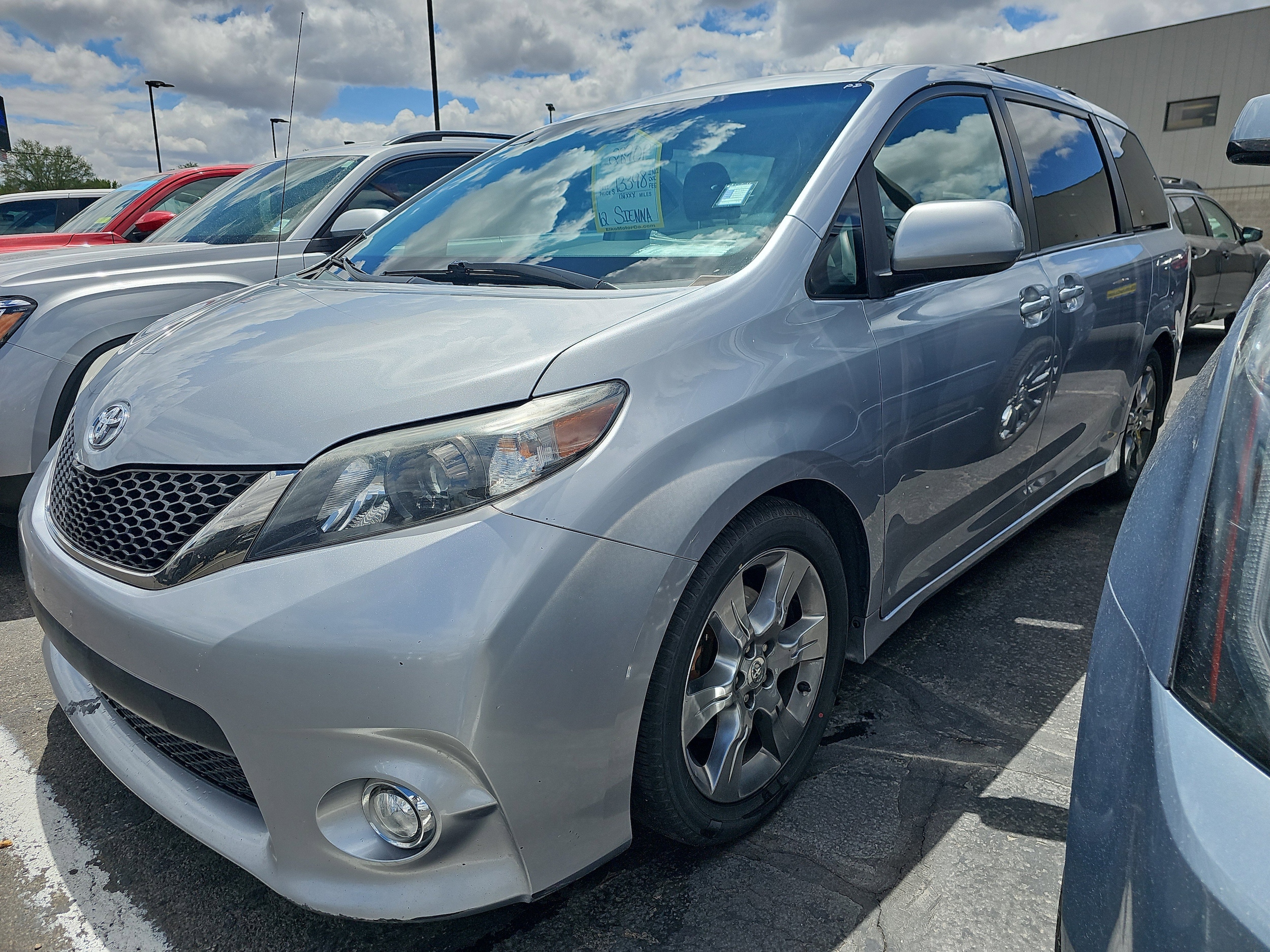 2012 Toyota Sienna SE V6 8-Passenger's photo