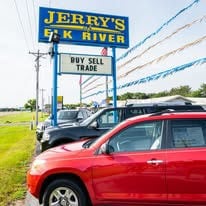 Staff member Jerrys Of Elk River from ID_5daa32