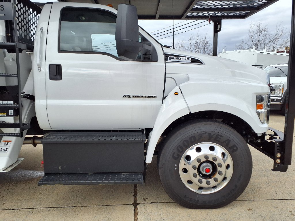 2025 Ford F-750 Base photo 2