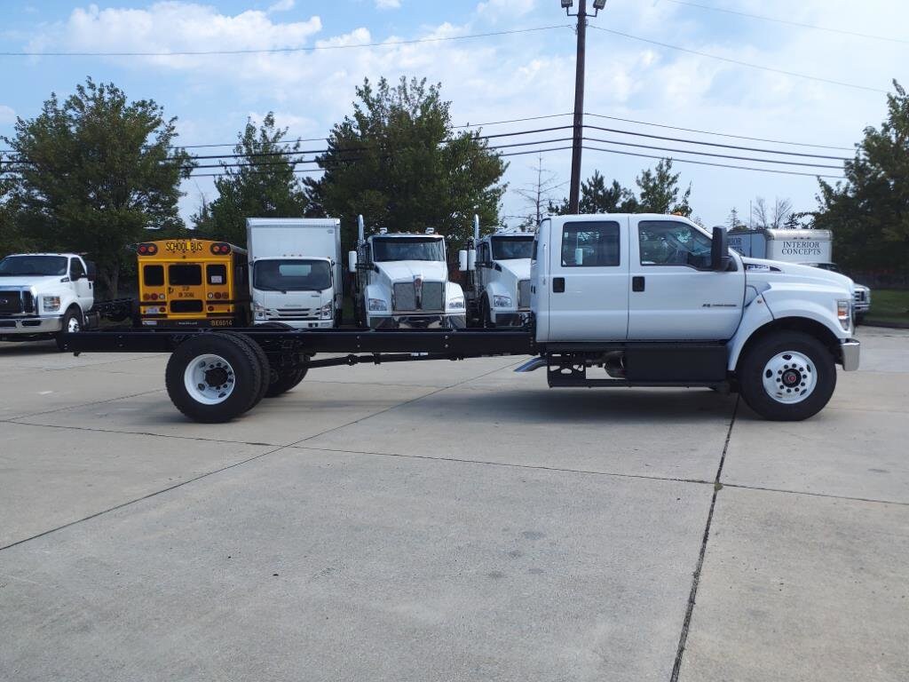 2025 Ford F-750 Base photo 2