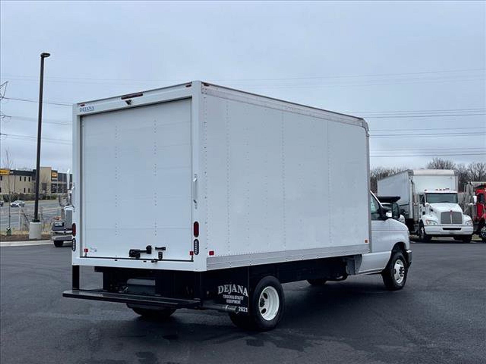 2024 Ford E-450 Cutaway photo 3